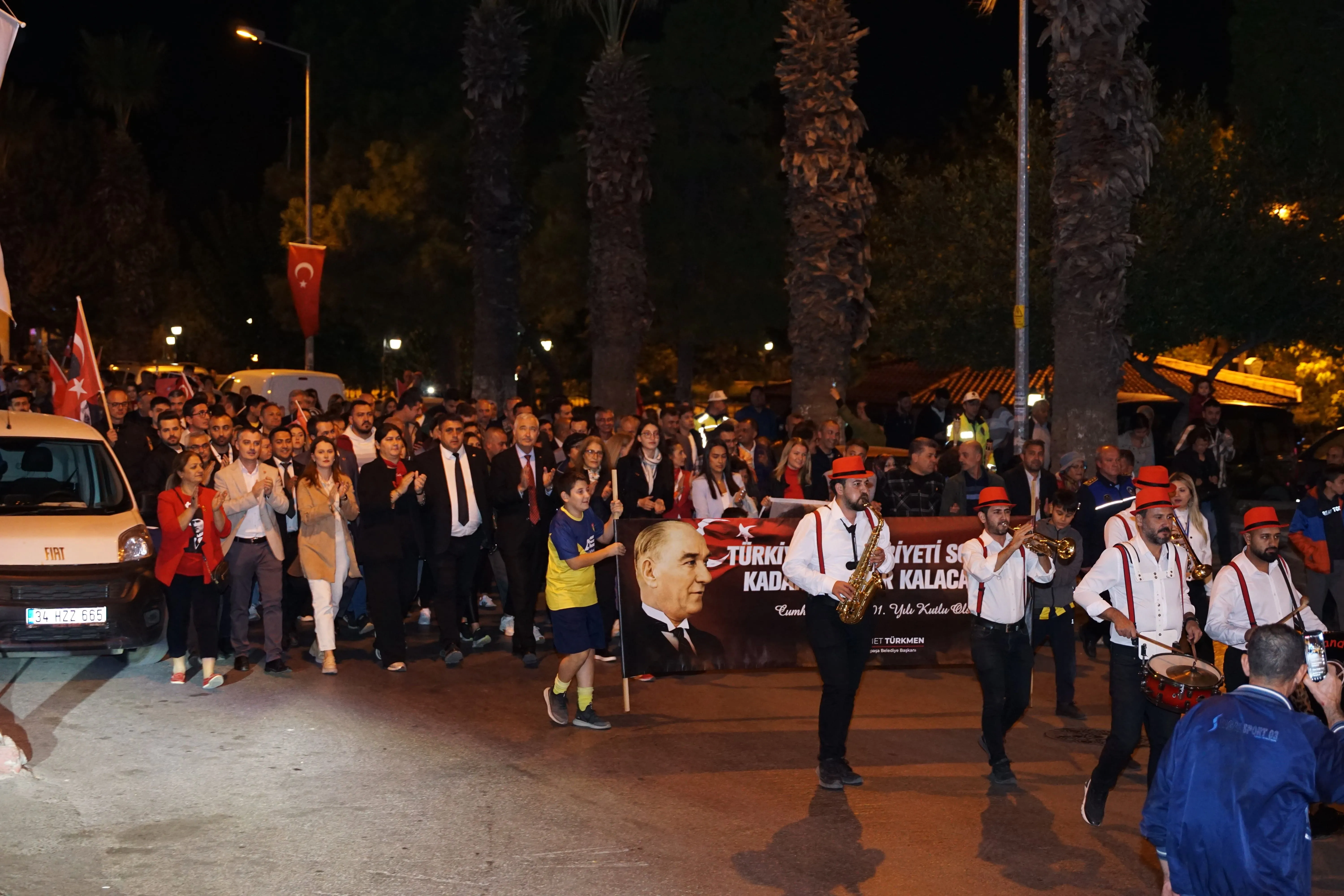 Kemalpaşa Belediyesi tarafından düzenlenen 29 Ekim Cumhuriyet Bayramı kutlamaları kapsamında gerçekleştirilen fener alayı, ilçeye ayrı bir renk kattı. 