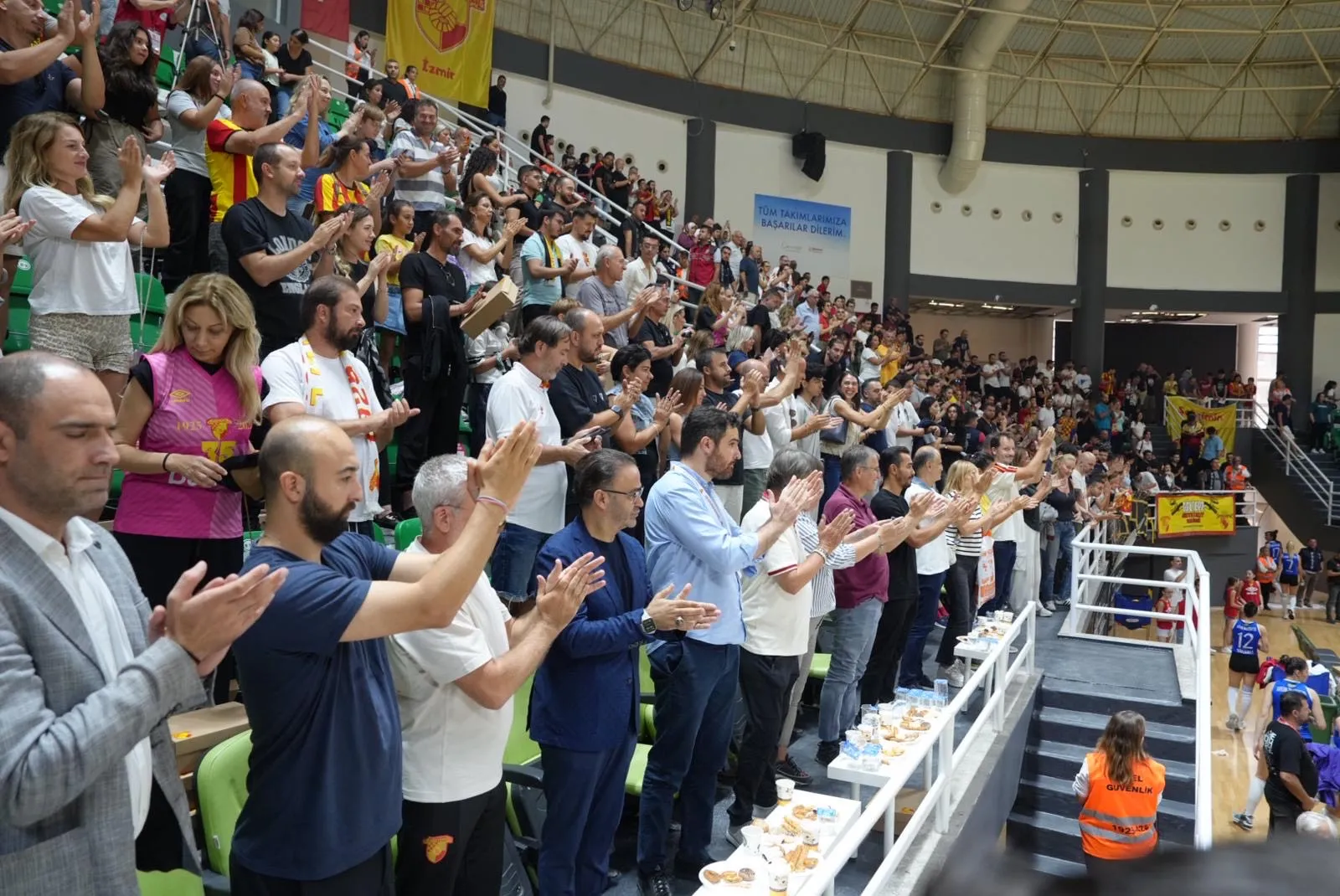 KFC Voleybol 1. Ligi 2024-2025 sezonu, Papara Göztepe ile Havran Belediyesi arasında gerçekleşen heyecan dolu maçla başladı.