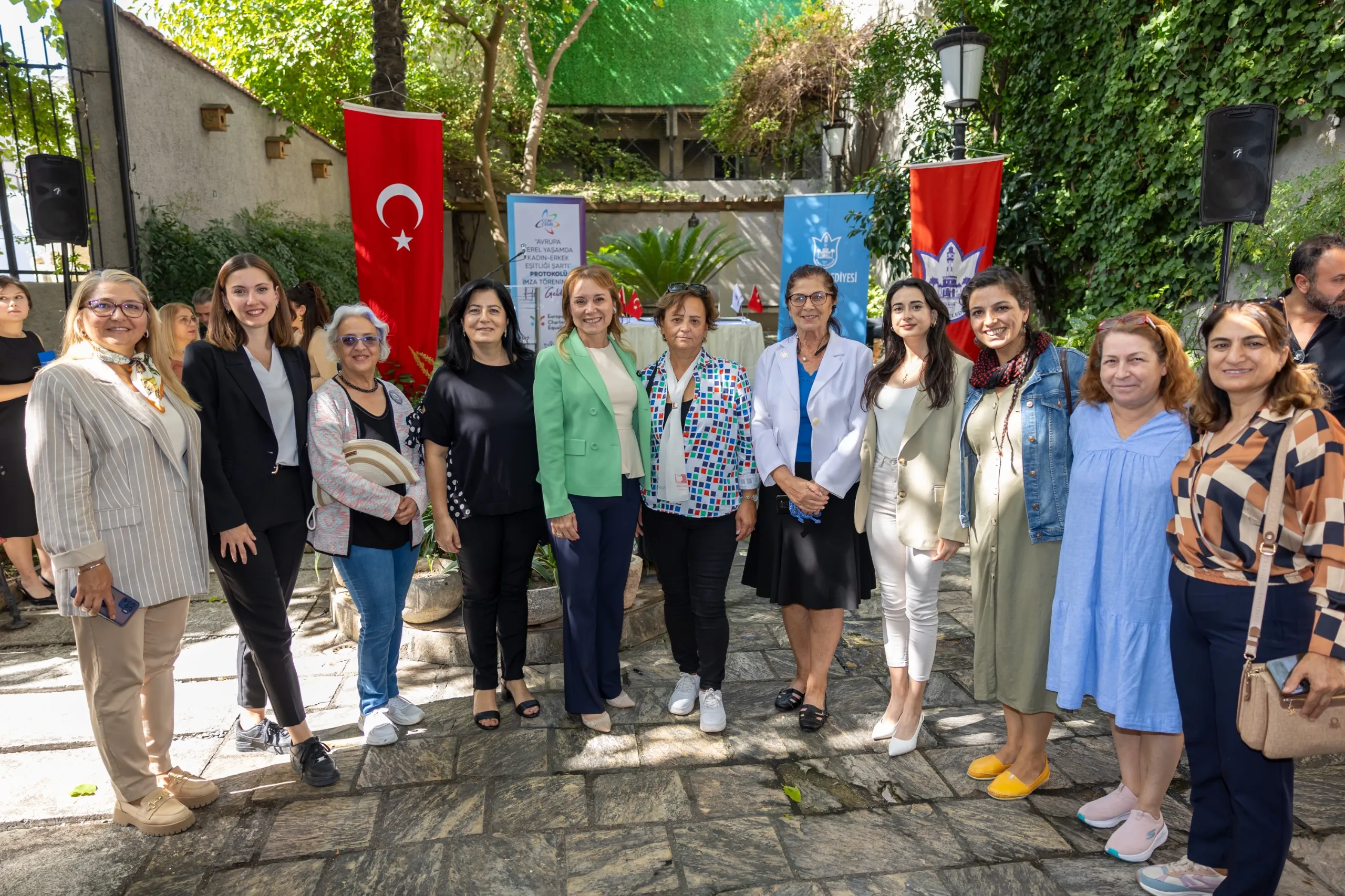 Konak Belediyesi, Avrupa Yerel Yaşamda Kadın Erkek Eşitliği Şartı'na imza atarak kadın hakları için önemli bir adım attı. 