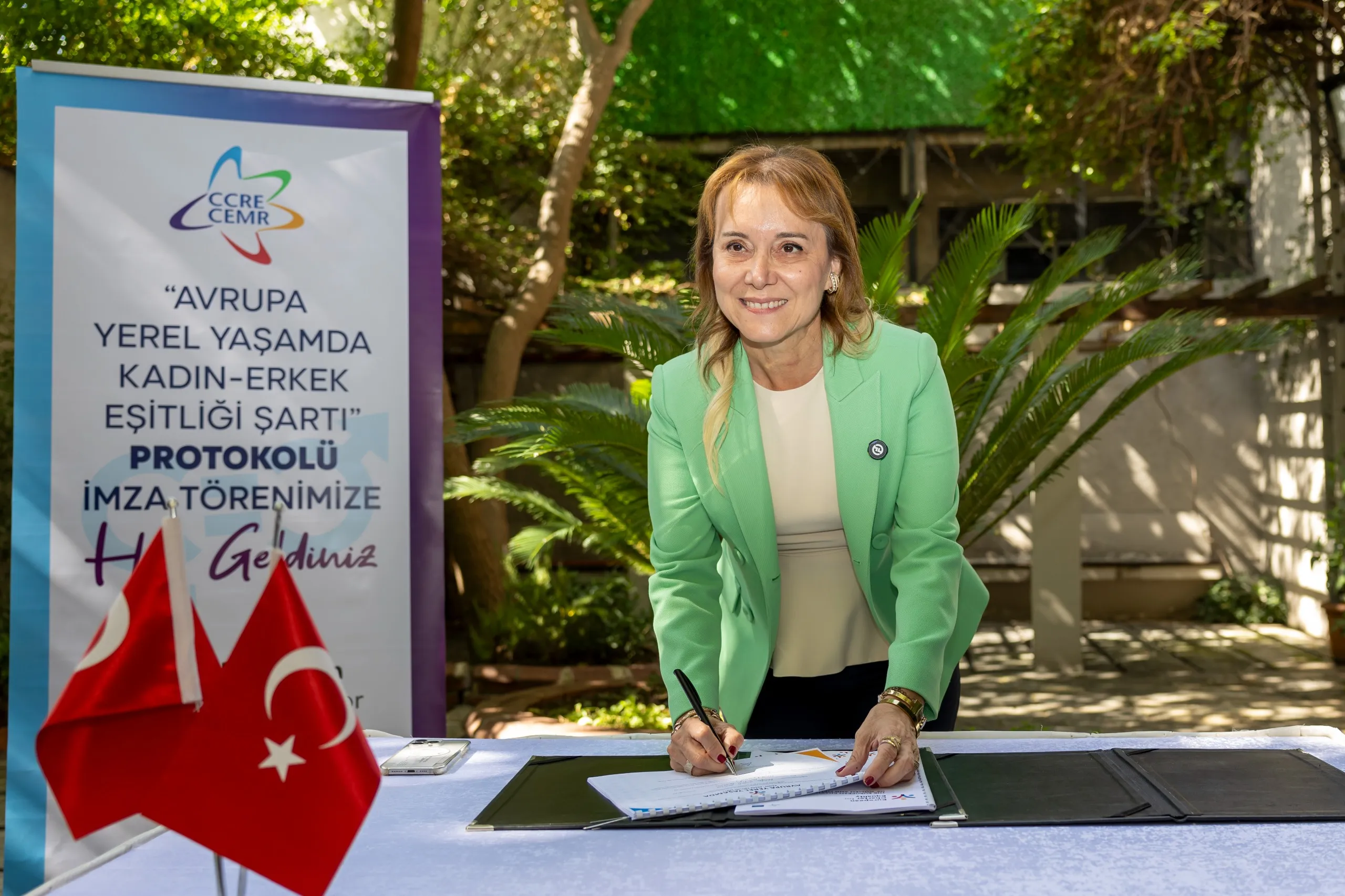 Konak Belediyesi, Avrupa Yerel Yaşamda Kadın Erkek Eşitliği Şartı'na imza atarak kadın hakları için önemli bir adım attı. 