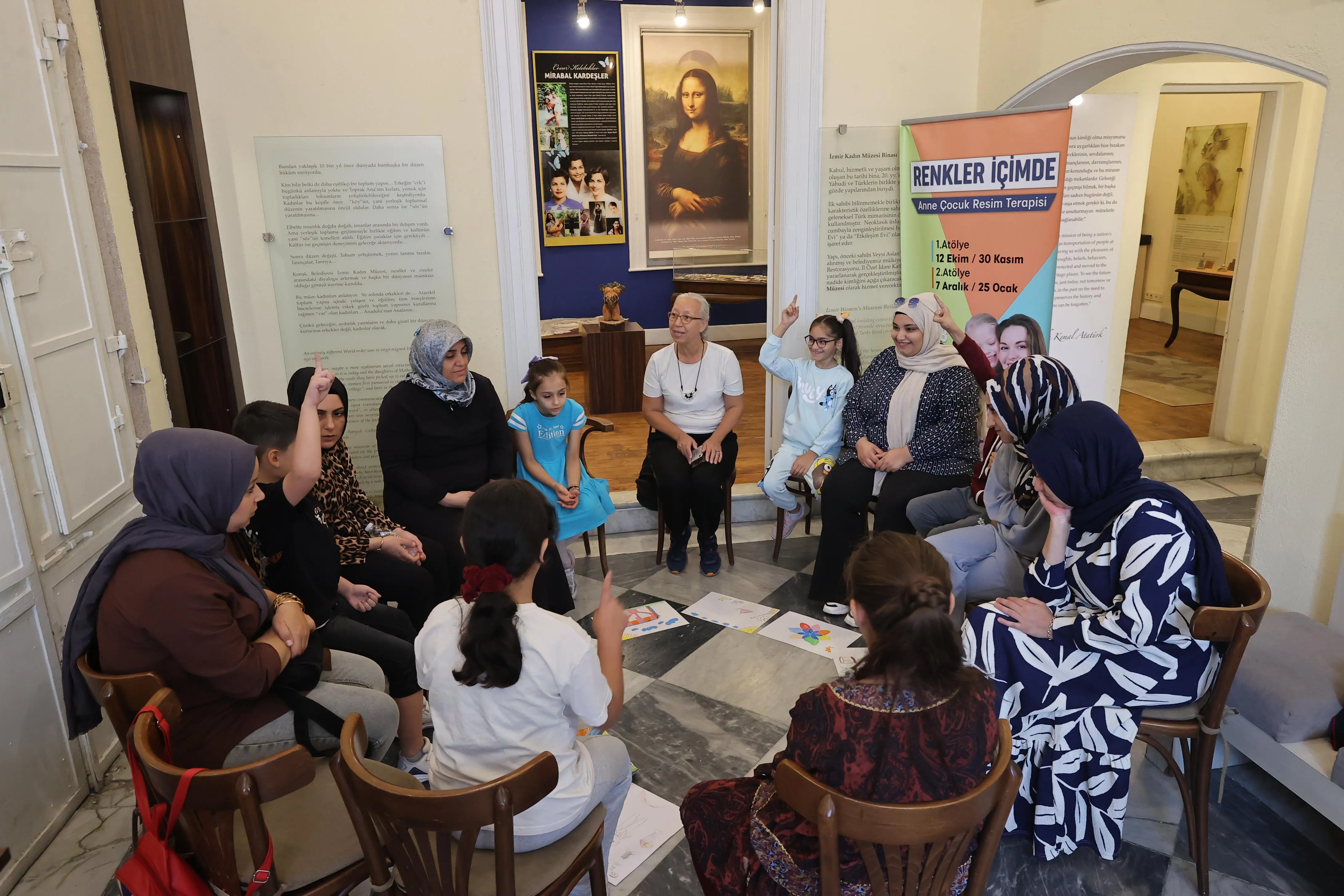 Konak Belediyesi, Art Terapi Derneği ve Kadın Haklarını Koruma Derneği iş birliğiyle düzenlenen “Renkler İçimde Anne-Çocuk Resim Terapisi” atölyesi, İzmir Kadın Müzesi’nde başladı.