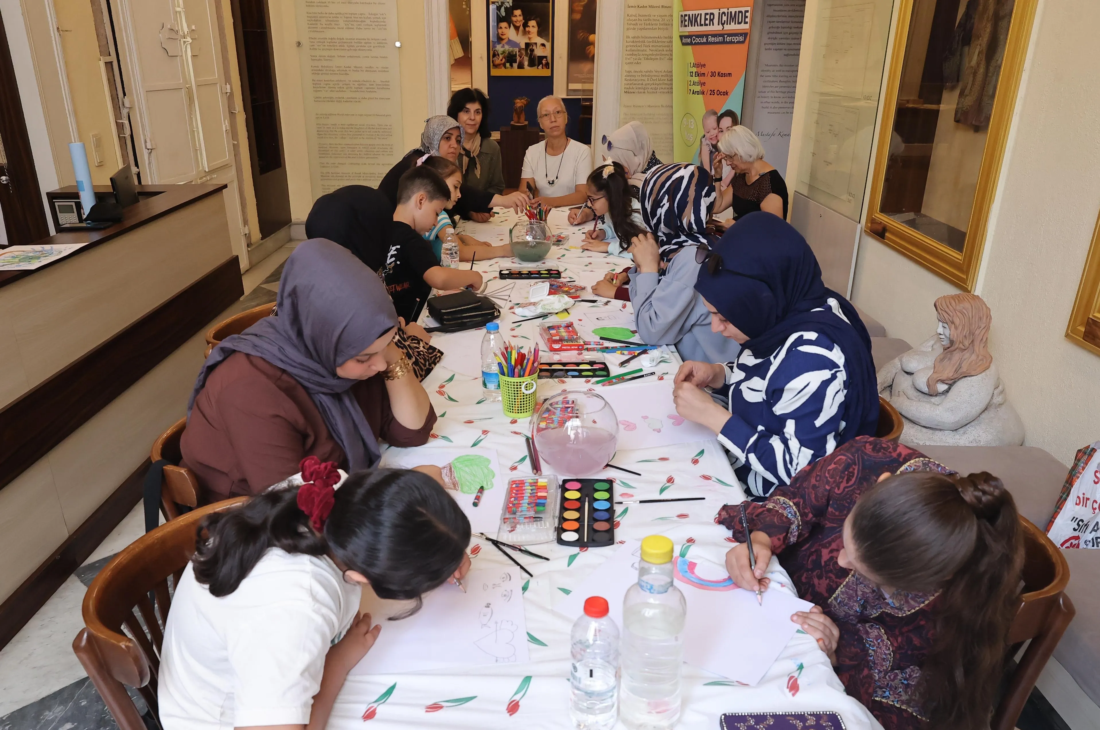 Konak Belediyesi, Art Terapi Derneği ve Kadın Haklarını Koruma Derneği iş birliğiyle düzenlenen “Renkler İçimde Anne-Çocuk Resim Terapisi” atölyesi, İzmir Kadın Müzesi’nde başladı.