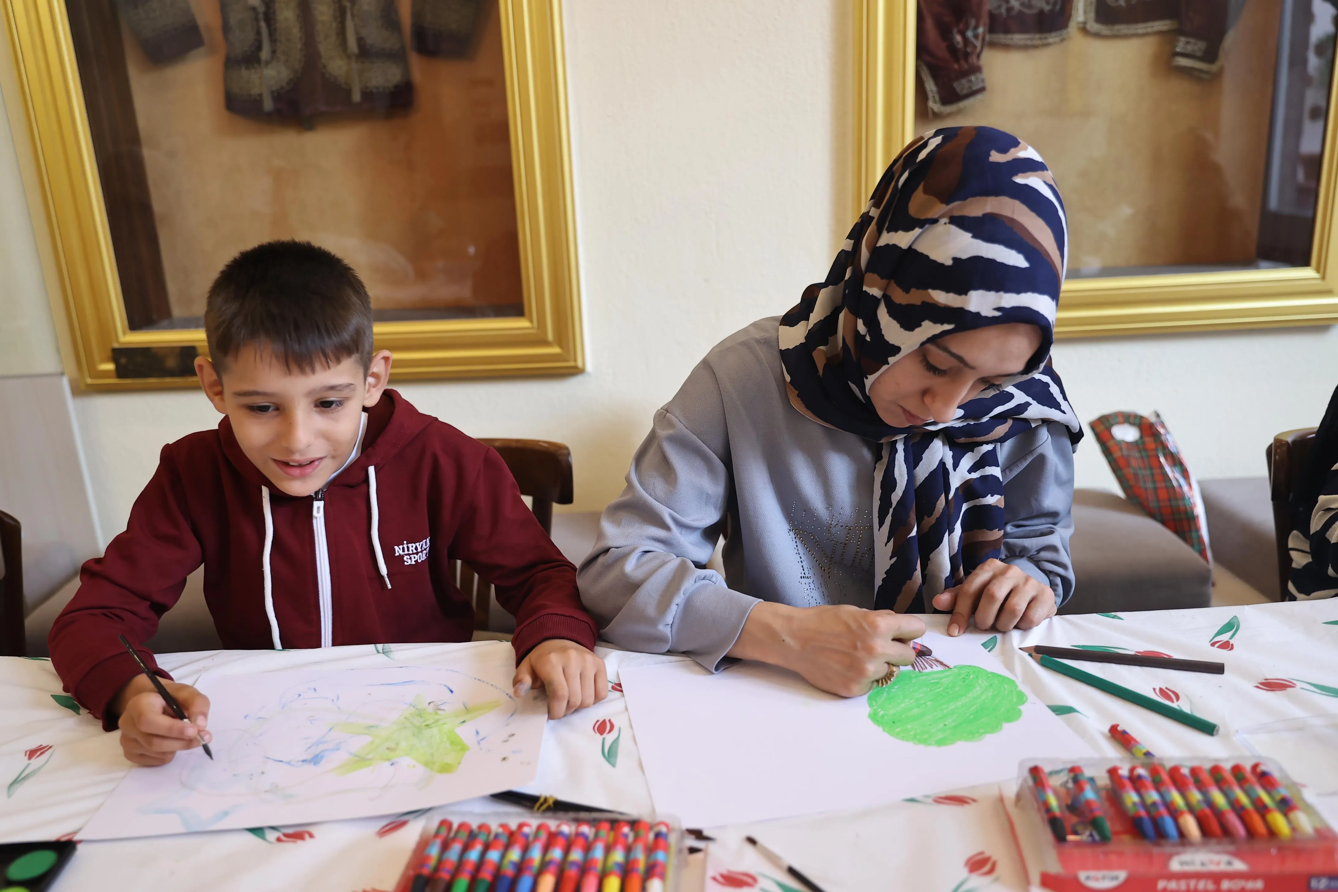 Konak Belediyesi, Art Terapi Derneği ve Kadın Haklarını Koruma Derneği iş birliğiyle düzenlenen “Renkler İçimde Anne-Çocuk Resim Terapisi” atölyesi, İzmir Kadın Müzesi’nde başladı.