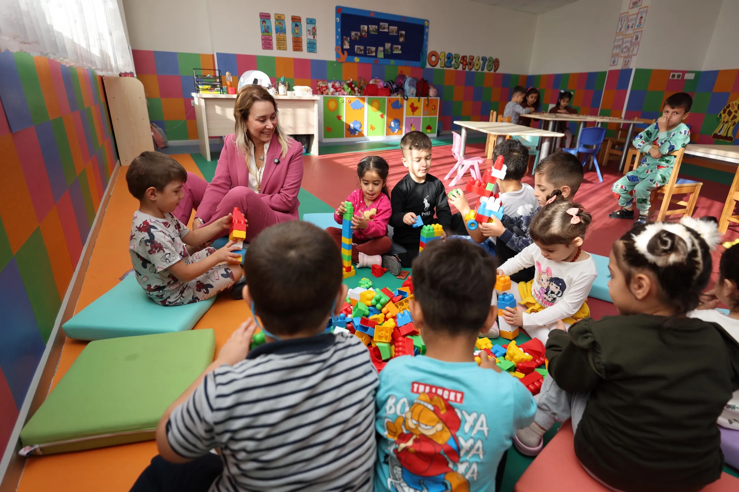 Konak Belediyesi, 3-5 yaş arası çocuklara ücretsiz okul öncesi eğitim imkanı sunuyor. Beştepeler Sosyal Tesisleri Oyun Evi'ni ziyaret eden Başkan Nilüfer Çınarlı Mutlu miniklerle keyifli vakit geçirdi