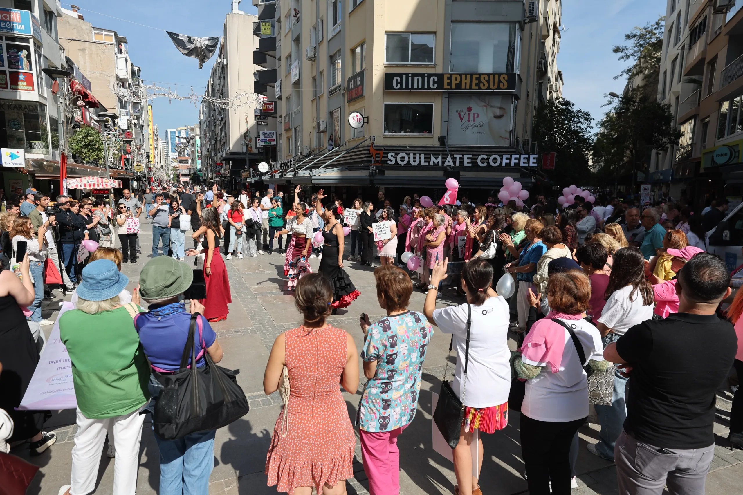 Konak Belediyesi, Meme Kanseri Farkındalık Ayı kapsamında sivil toplum kuruluşlarıyla birlikte Kıbrıs Şehitleri Caddesi'nde bir basın açıklaması ve yürüyüş düzenledi.