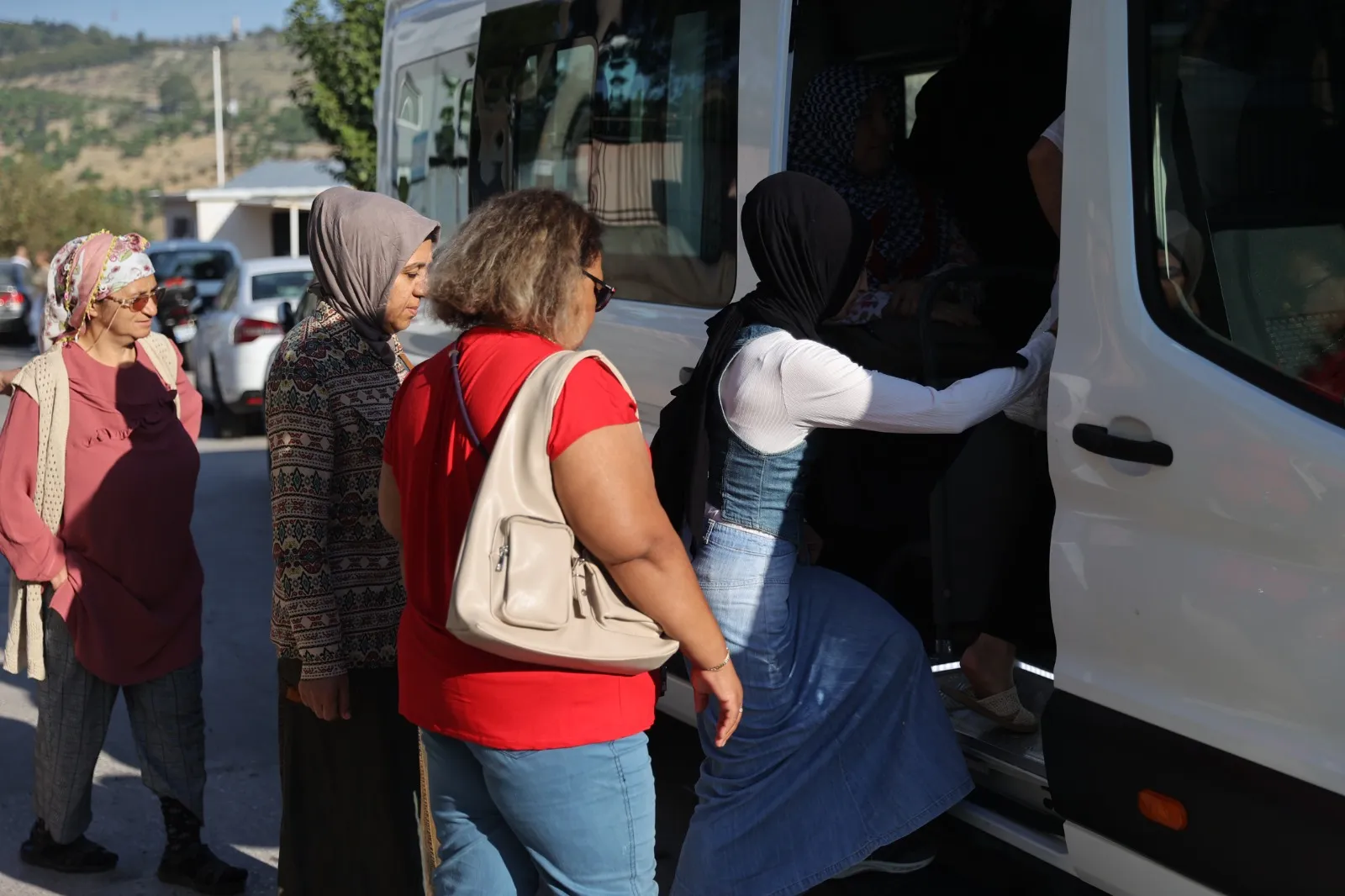 Konak Belediyesi, kadınlarda yaygın görülen meme, rahim ağzı ve kalın bağırsak kanserlerinde erken teşhisi artırmak amacıyla başlattığı ücretsiz tarama seferberliğini sürdürüyor. 