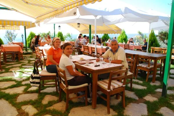 Misafirperverliğin en güzel örneklerinin sergilendiği bu kahvaltı duraklarını keşfedin. Hem yerli halkın hem de turistlerin tercih ettiği bu mekânlarla, kahvaltı deneyiminizi bir şölene dönüştürün..