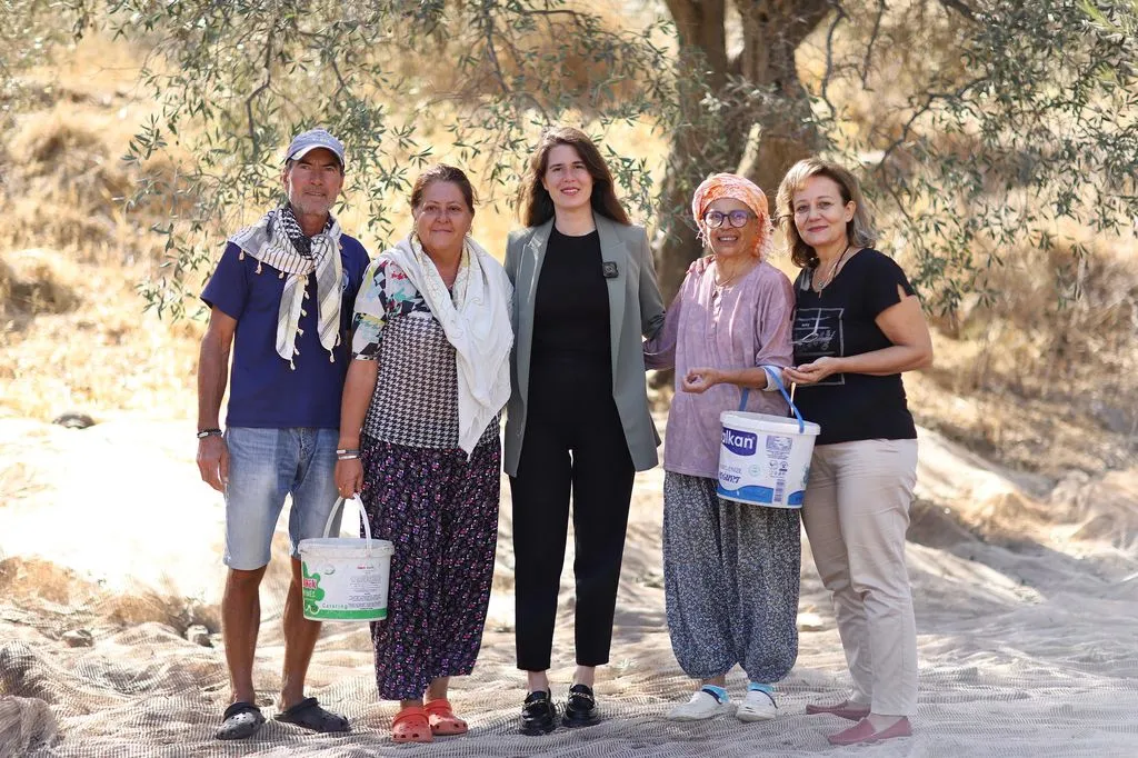 Çeşme Belediye Başkanı Lal Denizli, 15 Ekim Kadın Çiftçiler Günü'nde kadın üreticilerle bir araya gelerek tarımın önemini vurguladı.