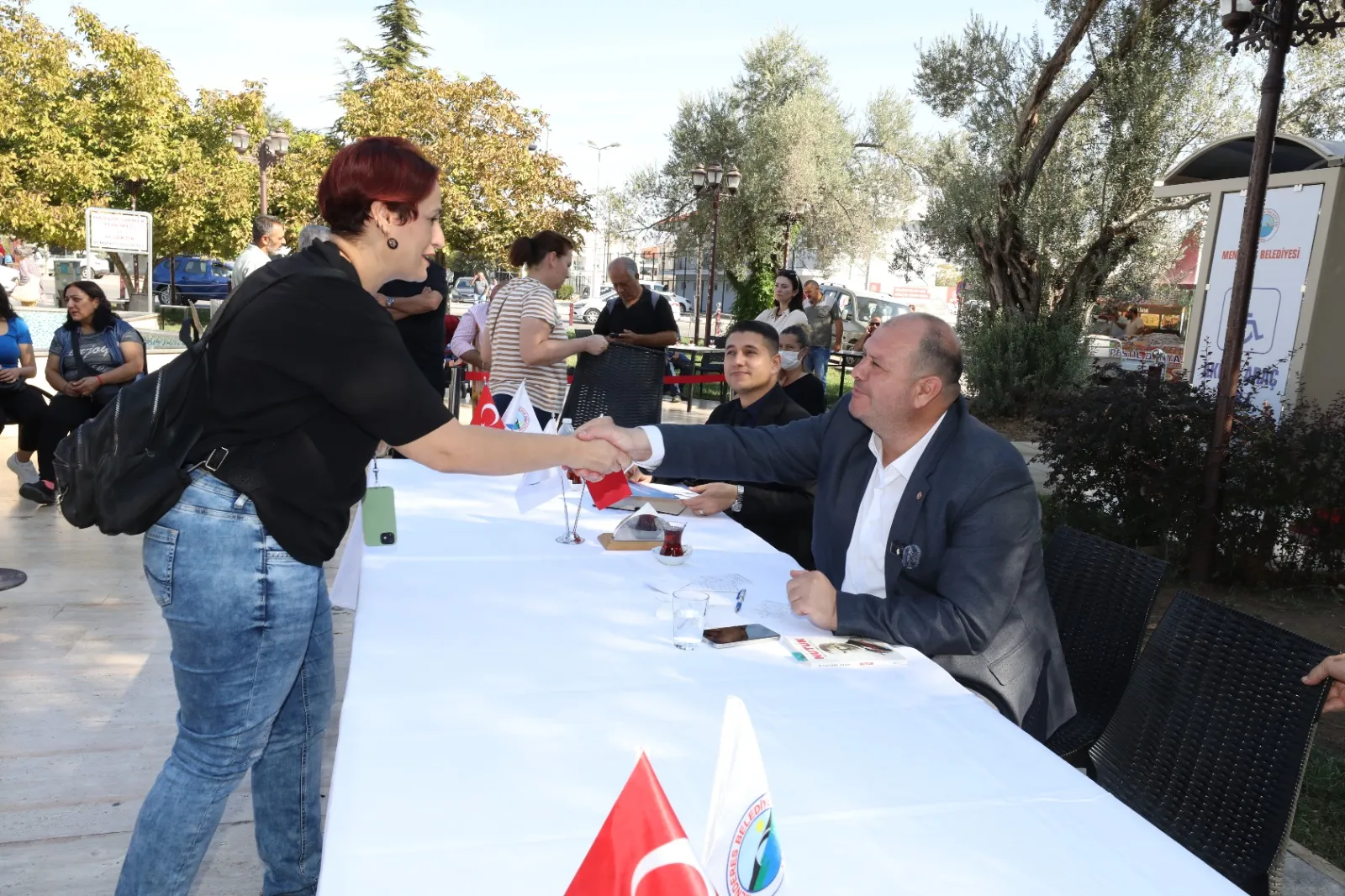 Menderes Belediye Başkanı İlkay Çiçek, Şehit Ömer Halisdemir Parkı’nda düzenlenen halk buluşmasında vatandaşlarla bir araya geldi.