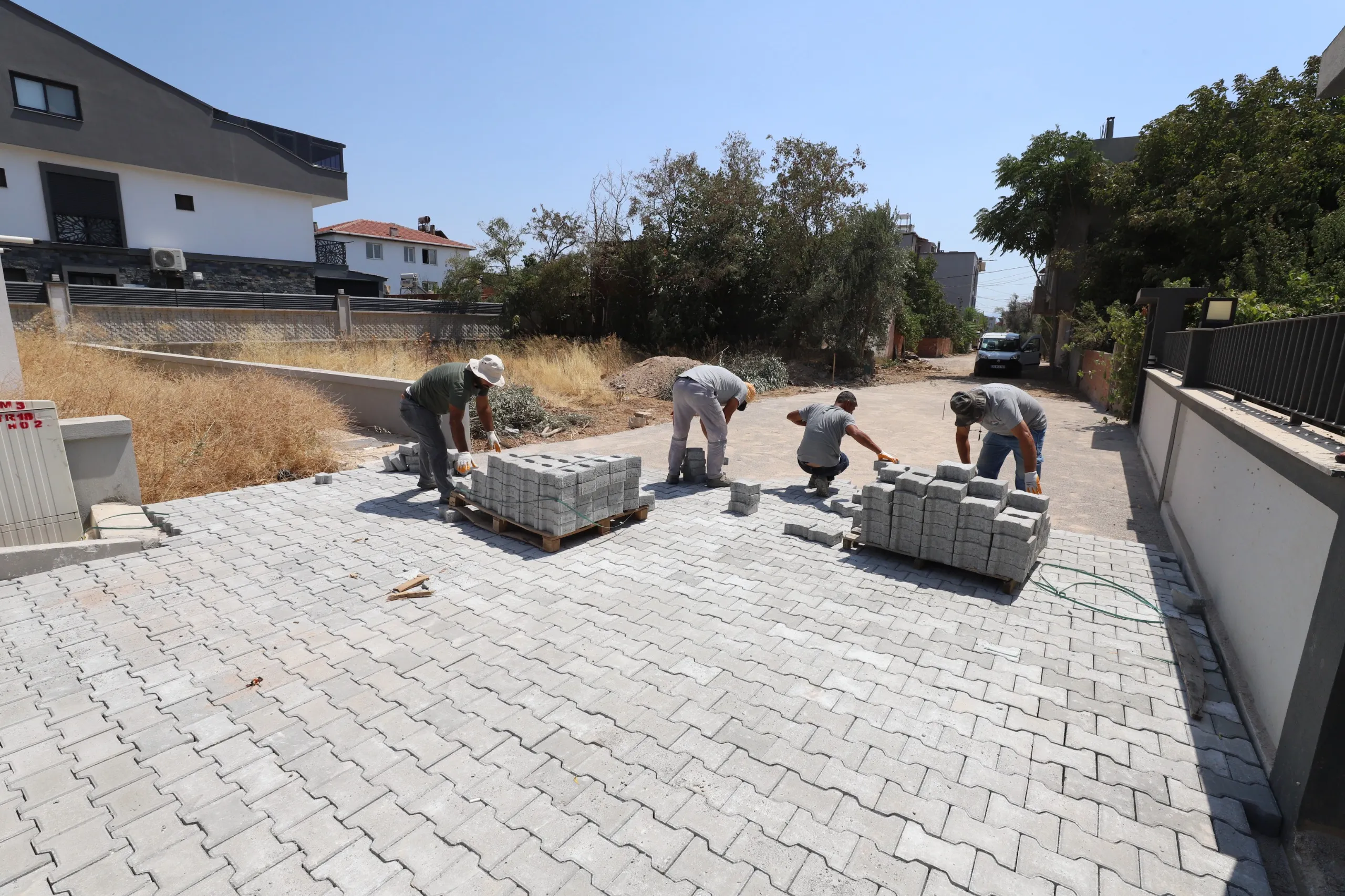 Menderes Belediyesi, Kemalpaşa Mahallesi Söğüt Sokak’ta 5000 metrekare kilit parke ve 100 metre bordür döşeme çalışmasını tamamladı.