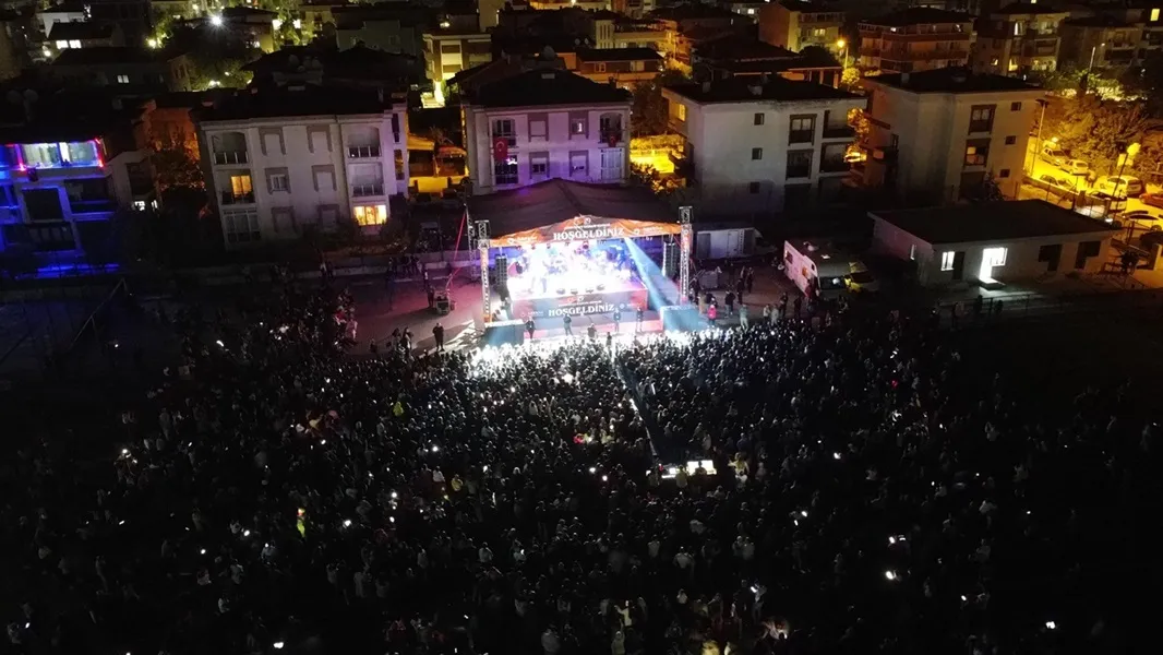 Menderes, 29 Ekim Cumhuriyet Bayramı’nın 101. yılını kutladı. Etkinlikler Cumhuriyet koşusu ve Rober Hatemo konseriyle taçlandı. Başkan Çiçek, Cumhuriyetin değerlerine sahip çıkacaklarını vurguladı.