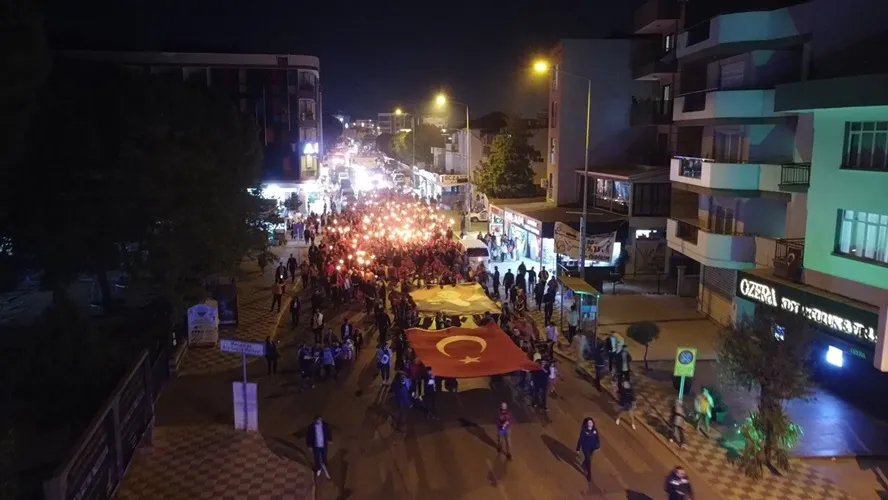 Menderes, 29 Ekim Cumhuriyet Bayramı’nın 101. yılını kutladı. Etkinlikler Cumhuriyet koşusu ve Rober Hatemo konseriyle taçlandı. Başkan Çiçek, Cumhuriyetin değerlerine sahip çıkacaklarını vurguladı.