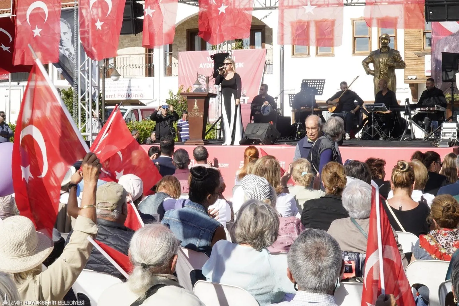 İzmir Büyükşehir Belediyesi'nin "Cumhuriyet Her Yerde" sloganıyla başlattığı 101. yıl Cumhuriyet Bayramı kutlamaları, Menderes'te renkli etkinliklerle devam etti.