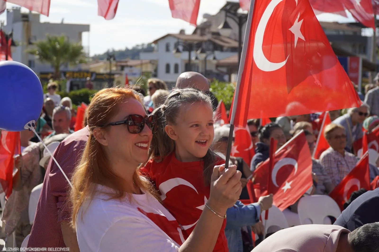 İzmir Büyükşehir Belediyesi'nin "Cumhuriyet Her Yerde" sloganıyla başlattığı 101. yıl Cumhuriyet Bayramı kutlamaları, Menderes'te renkli etkinliklerle devam etti.