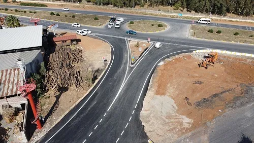 Menderes Belediyesi'nin yaptığı açıklamaya göre, Görece Cumhuriyet Mahallesi'ne yapılan yeni kavşak ile ilçenin giriş-çıkış trafiği rahatladı.