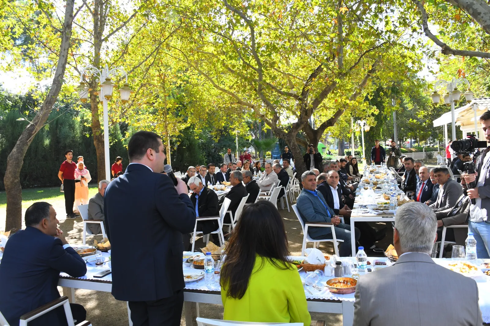 Torbalı'da düzenlenen Muhtarlar Günü kutlamasında, Belediye Başkanı Övünç Demir ve Kaymakam Adem Çelik, muhtarlarla bir araya gelerek sohbet etti.