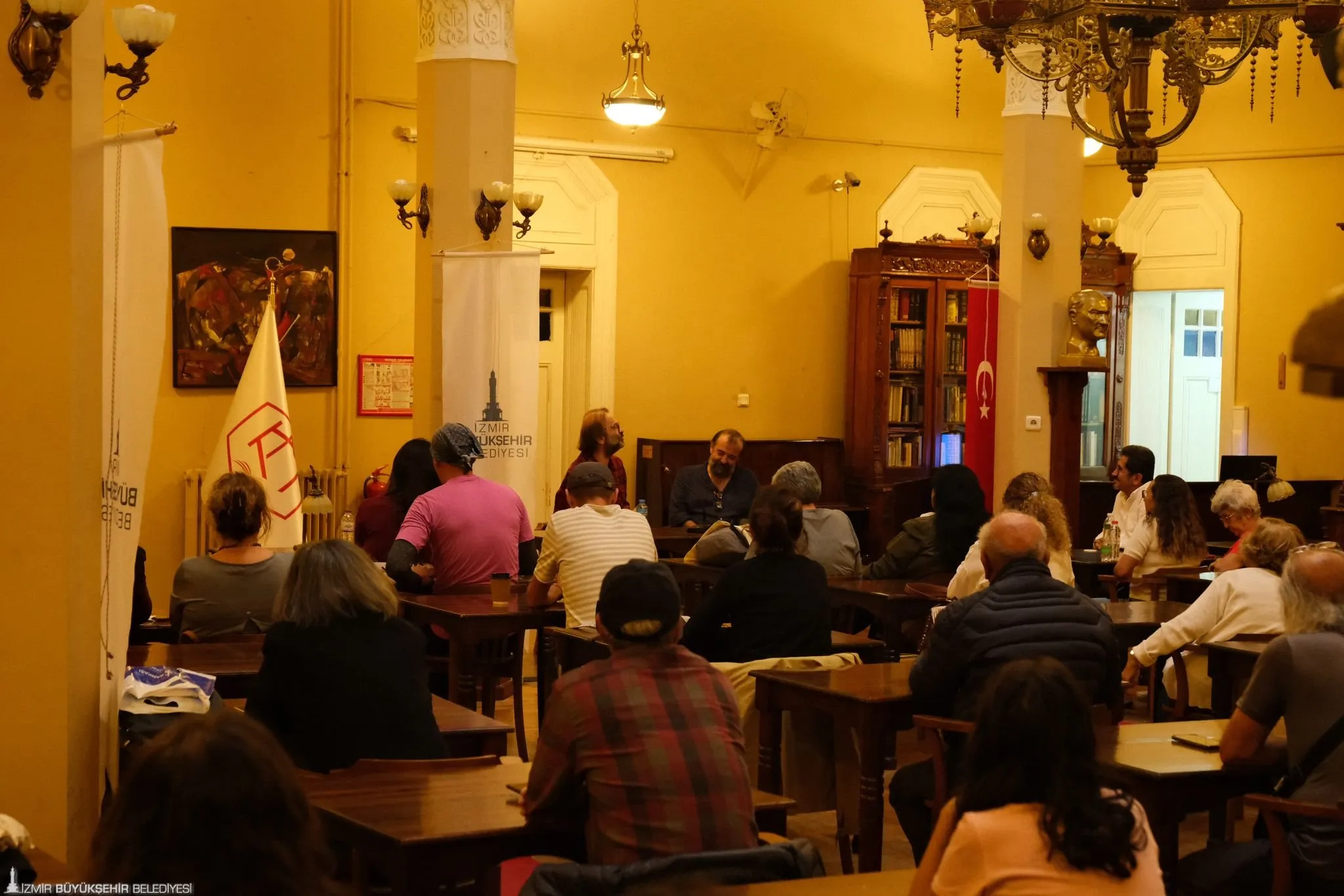 İzmir Büyükşehir Belediyesi Kütüphaneler Şube Müdürlüğü’nün düzenlediği Edebiyat Söyleşileri'nin ilk konuğu yazar ve senarist Murat Uyurkulak oldu.