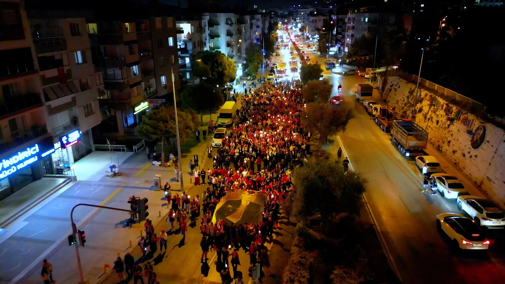 Narlıdere'de 29 Ekim coşkusu yaşandı. Fener alayı, kortej yürüyüşü ve ünlü sanatçıların konserleriyle kutlamalar yapıldı. Belediye Başkanı Erman Uzun da bir konuşma gerçekleştirdi.