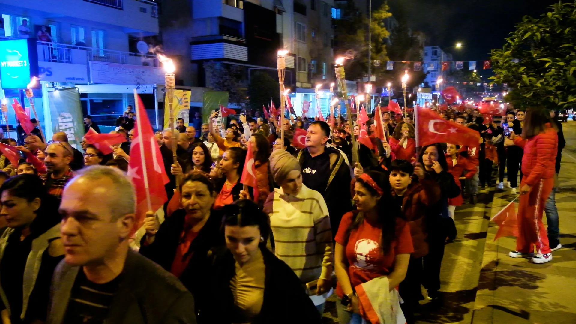 Narlıdere'de 29 Ekim coşkusu yaşandı. Fener alayı, kortej yürüyüşü ve ünlü sanatçıların konserleriyle kutlamalar yapıldı. Belediye Başkanı Erman Uzun da bir konuşma gerçekleştirdi.