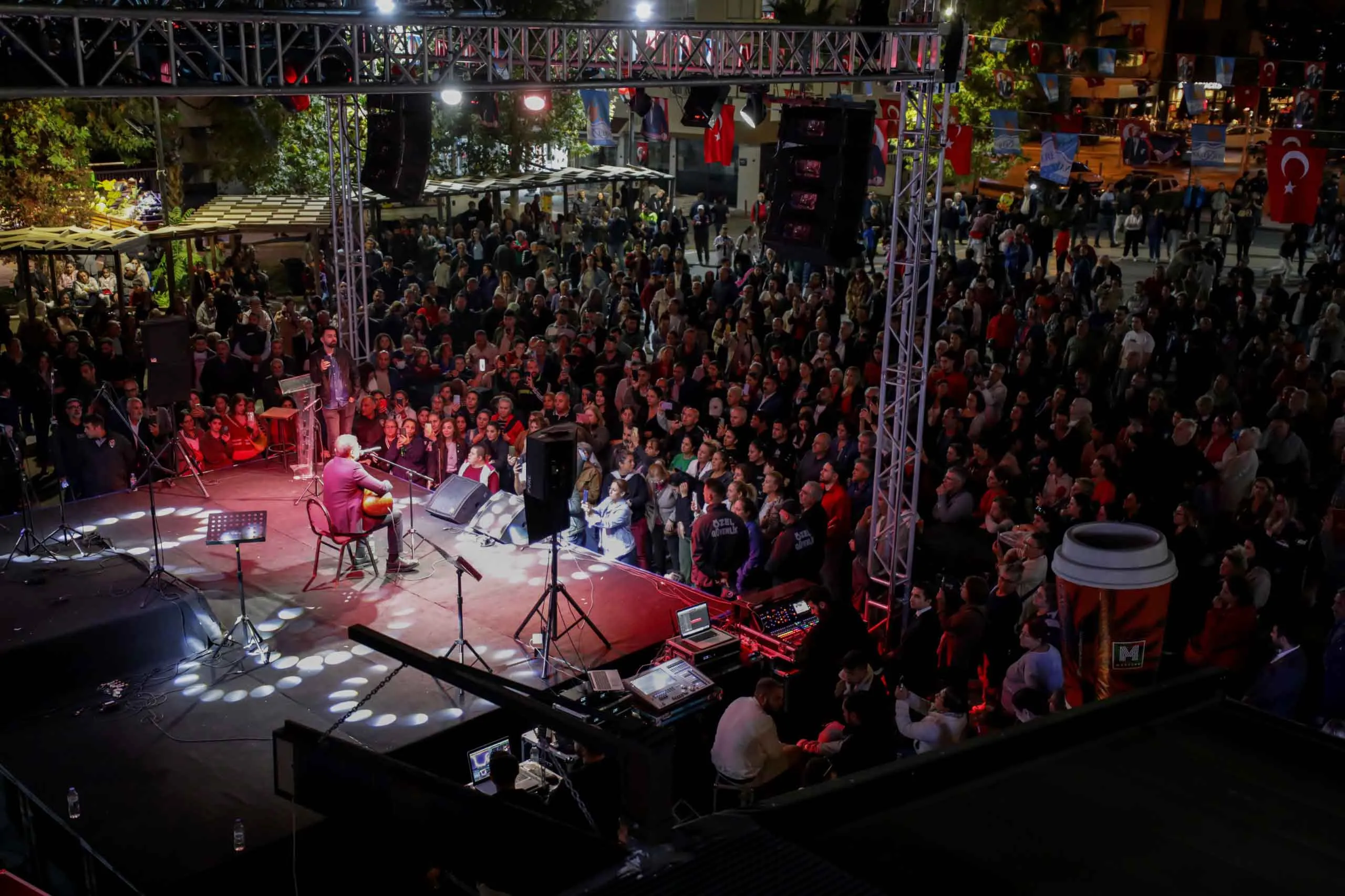 Narlıdere'de 29 Ekim coşkusu yaşandı. Fener alayı, kortej yürüyüşü ve ünlü sanatçıların konserleriyle kutlamalar yapıldı. Belediye Başkanı Erman Uzun da bir konuşma gerçekleştirdi.