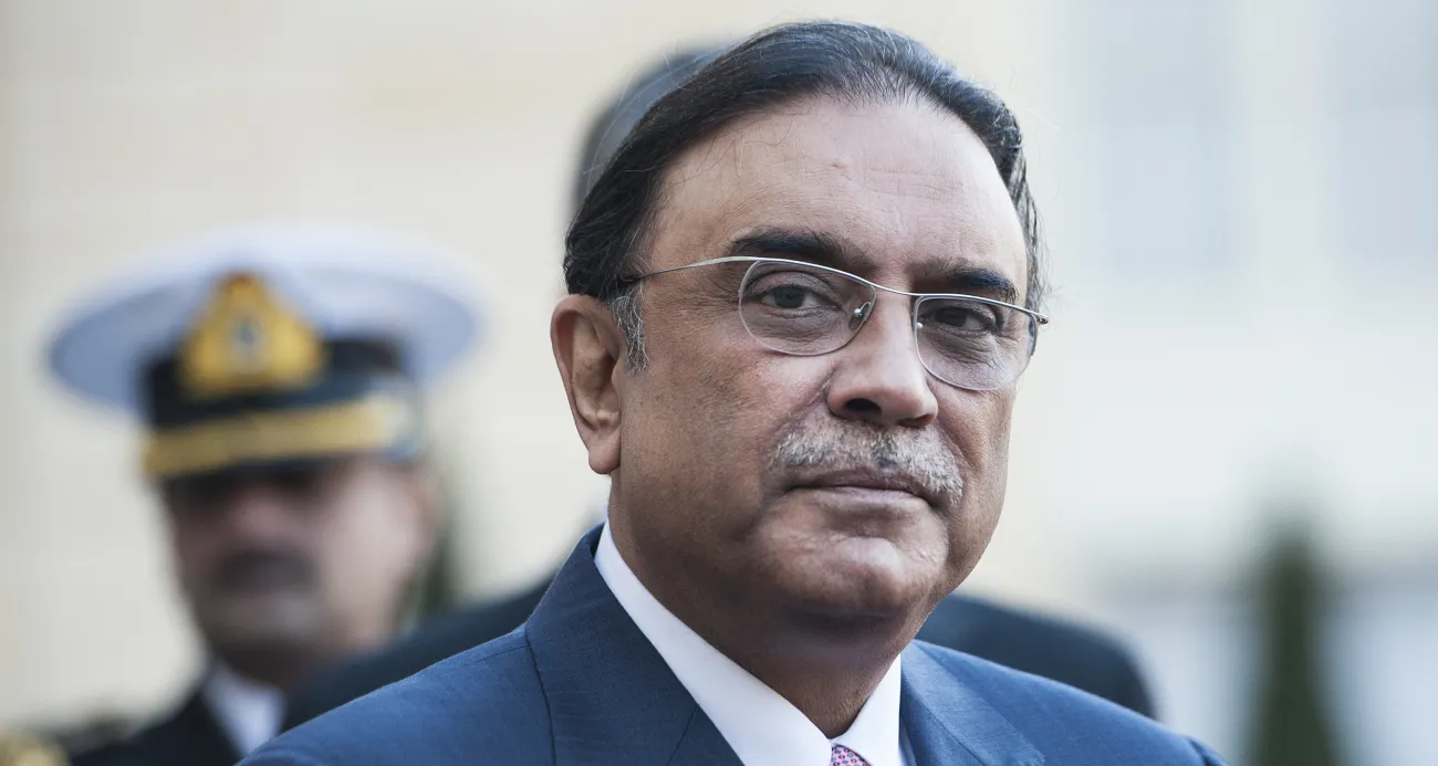 Pakistan Cumhurbaşkanı Zardari'nin bacağı kırıldı