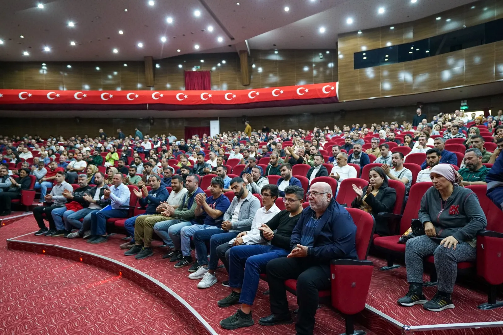 Torbalı Belediyesi, liyakat ilkesine dayalı istihdam politikasını sürdürüyor. 58 işçi alımı için açılan pozisyonlara 971 başvuru yapılırken, mülakat süreci şeffaf bir şekilde kayda alındı. 