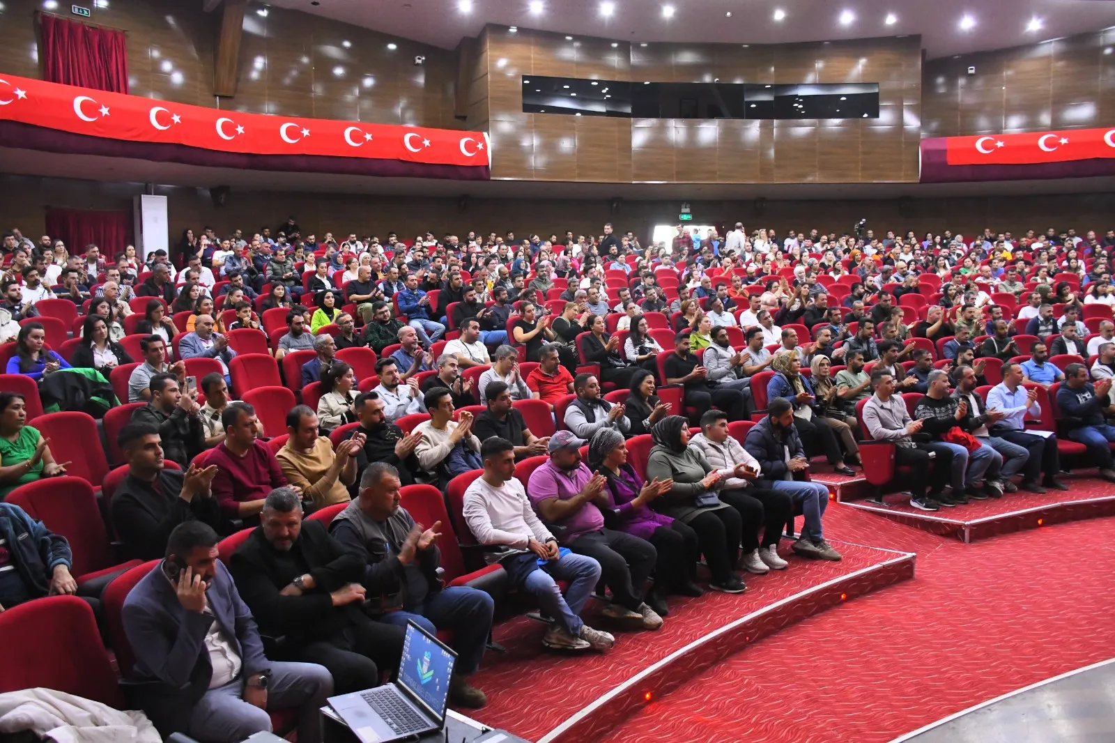 Torbalı Belediyesi, liyakat ilkesine dayalı istihdam politikasını sürdürüyor. 58 işçi alımı için açılan pozisyonlara 971 başvuru yapılırken, mülakat süreci şeffaf bir şekilde kayda alındı. 