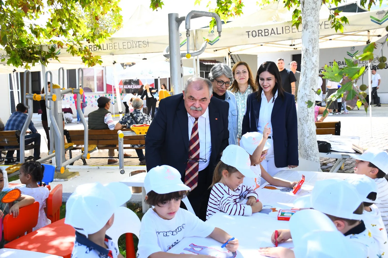 Torbalı Belediyesi, 4 Ekim Dünya Hayvanları Koruma Günü'nde düzenlediği etkinliklerle çocuklara ve hayvanseverlere keyifli anlar yaşattı. 