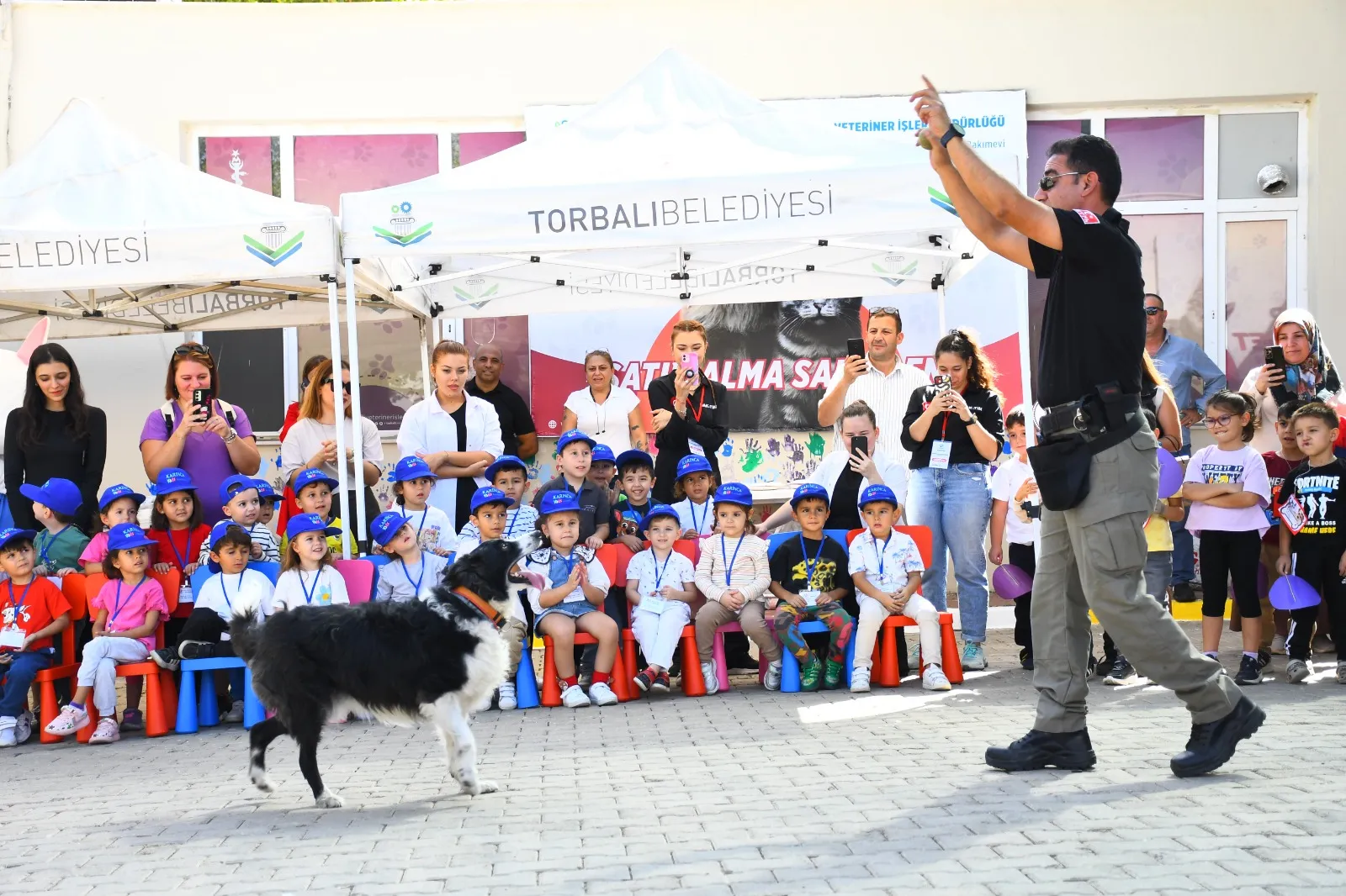 Torbalı Belediyesi, 4 Ekim Dünya Hayvanları Koruma Günü'nde düzenlediği etkinliklerle çocuklara ve hayvanseverlere keyifli anlar yaşattı. 