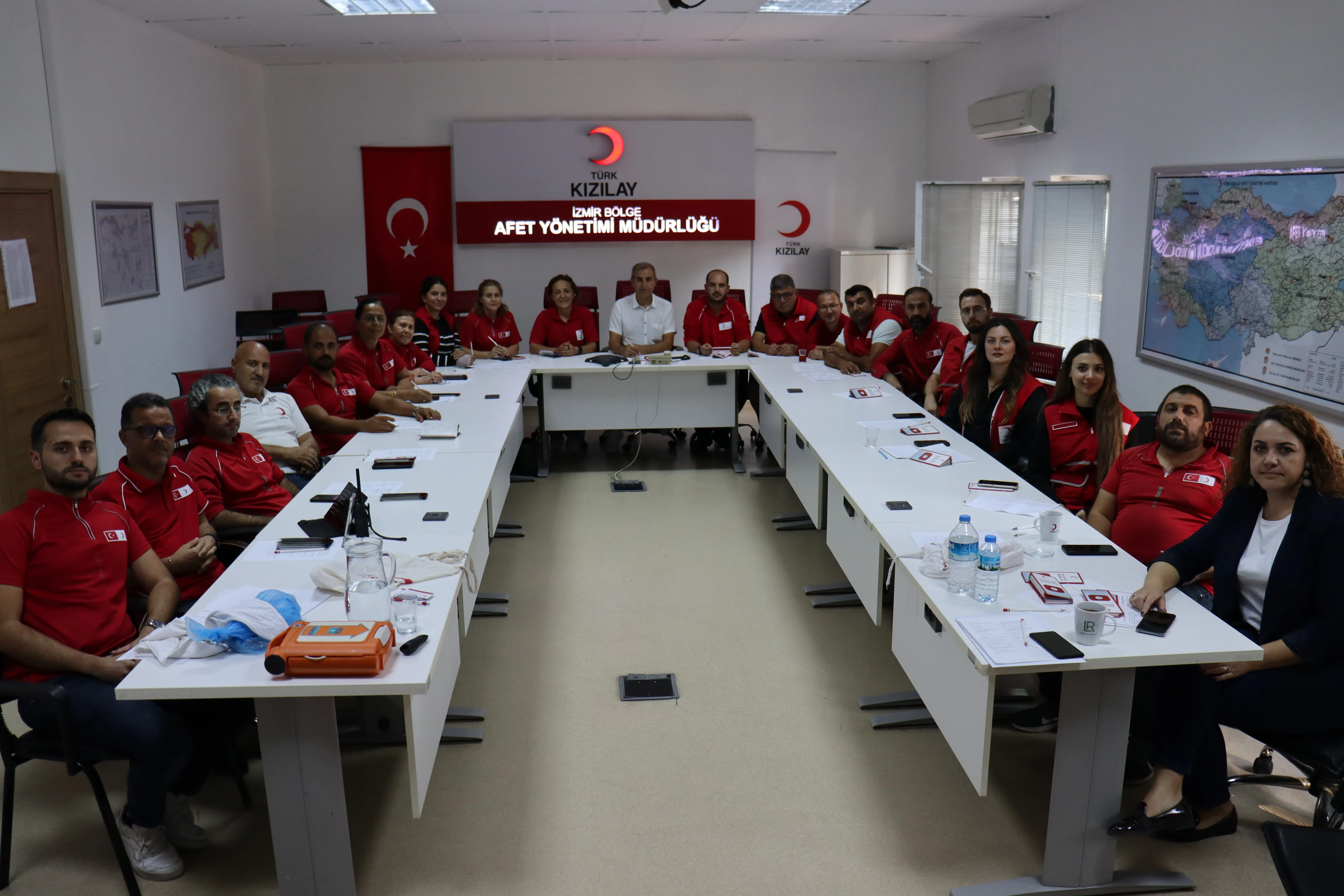 Türk Kızılay İzmir İl Merkezi, Ege Bölge Afet Müdahale Merkezi personeline yönelik kapsamlı bir ilk yardım eğitimi düzenleyerek acil durumlara karşı bilinçli ve donanımlı olmalarını sağladı. 