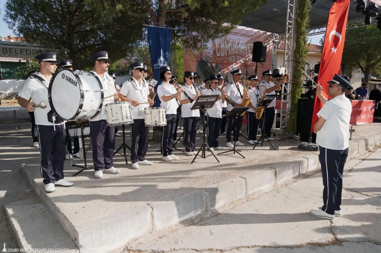 İzmir Büyükşehir Belediyesi'nin "Cumhuriyet Her Yerde" etkinlikleri kapsamında Aliağa'da düzenlenen görkemli kutlamalar, vatandaşların büyük beğenisini topladı.