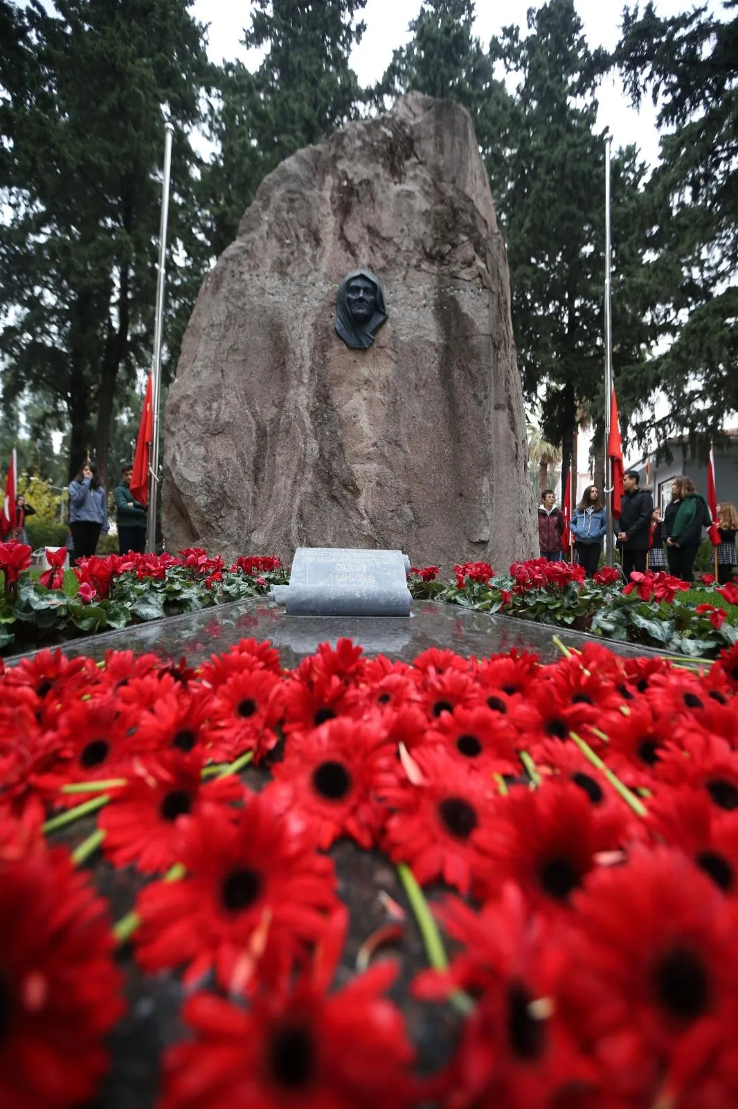 Karşıyaka Belediyesi, Zübeyde Hanım'ın mutfağını ve Atatürk'ün çocukluk sofrasını canlandıran bir sergiye ev sahipliği yapıyor. Sergi, 25 Ekim'de açılıyor.