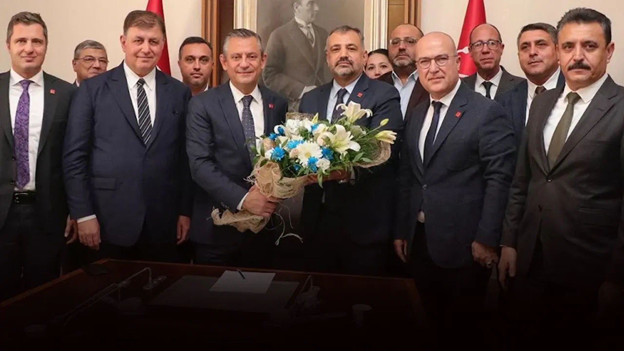 CHP İzmir heyeti, Genel Başkan Özgür Özel ile Ankara’da buluşarak birlik ve beraberlik mesajları verdi. İzmir Büyükşehir Belediye Başkanı Tugay, "Aydınlık bir geleceğe omuz omuza" dedi.