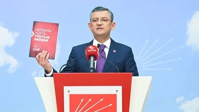 Tam bir yıl önce, CHP 38. Olağan Kurultayı'nda Özgür Özel'in genel başkan seçilmesiyle sonuçlanan Değişim Hareketi, salonu coşkuyla doldurdu.