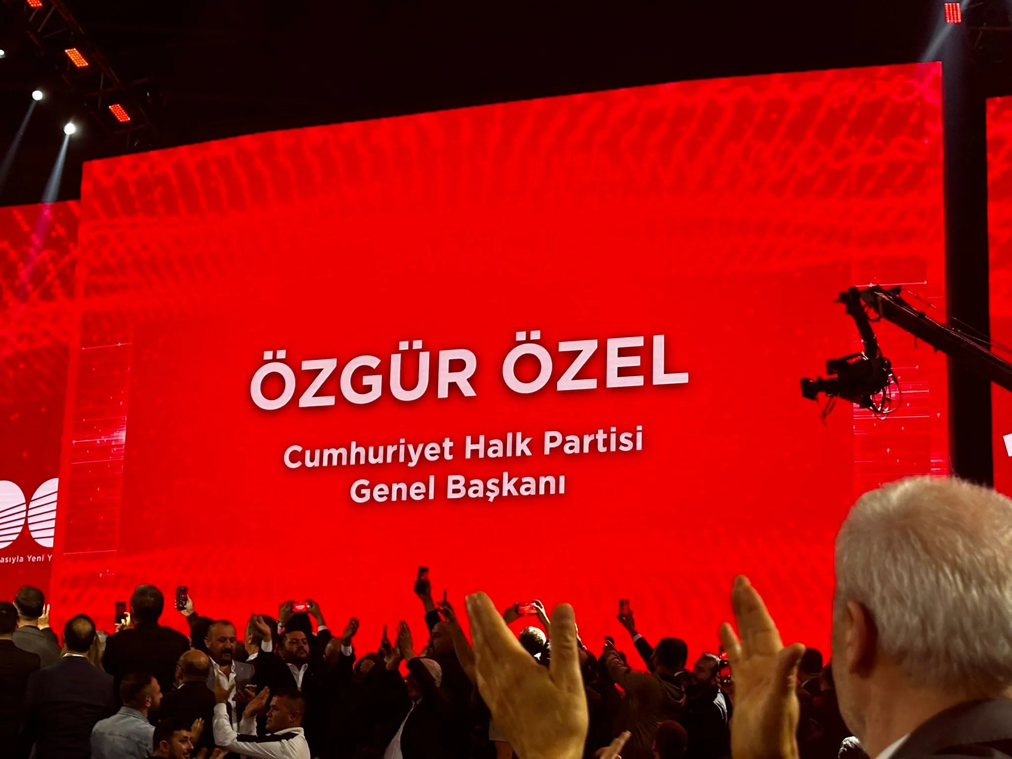 Tam bir yıl önce, CHP 38. Olağan Kurultayı'nda Özgür Özel'in genel başkan seçilmesiyle sonuçlanan Değişim Hareketi, salonu coşkuyla doldurdu.