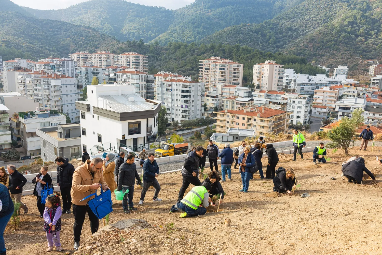 Balçova Belediyesi, Dünya Çocuk Hakları Günü’nde "Hoş Geldin Bebek" Ormanı için fidan dikimi etkinliği düzenledi. Aileler bebekleri adına fidan dikerek doğayı koruma mesajı verdi.