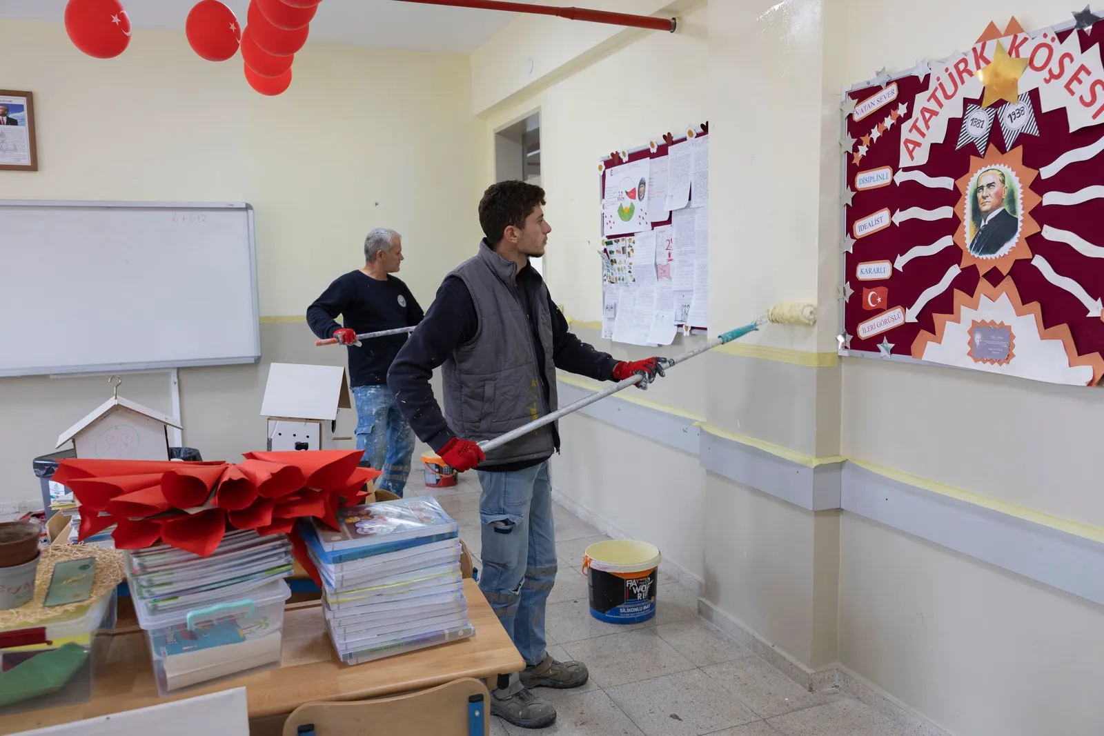 Balçova Belediyesi, ara tatili fırsat bilerek Asil Nadir, Yusuf Uz ve Sacide Ayaz okullarına boya desteği sağladı. Belediye Başkanı Yiğit, eğitim kurumlarına desteklerinin süreceğini belirtti.