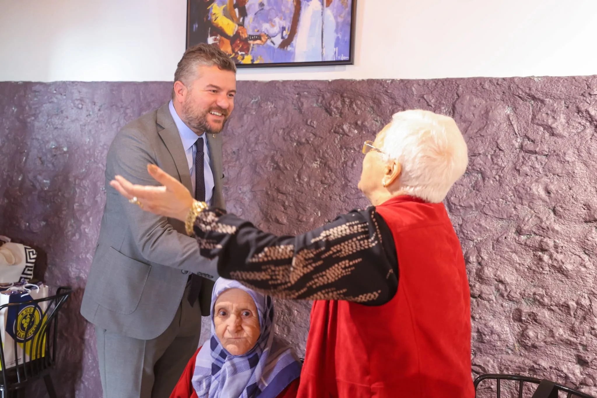 Buca Belediye Başkanı Görkem Duman, Sosyal Yaşam Kampüsü'nde tanışıp evlenen dört çiftle bir araya gelerek onlara özel bir İzmir turu düzenledi. "Çınarlarımız başımızın tacı" dedi.