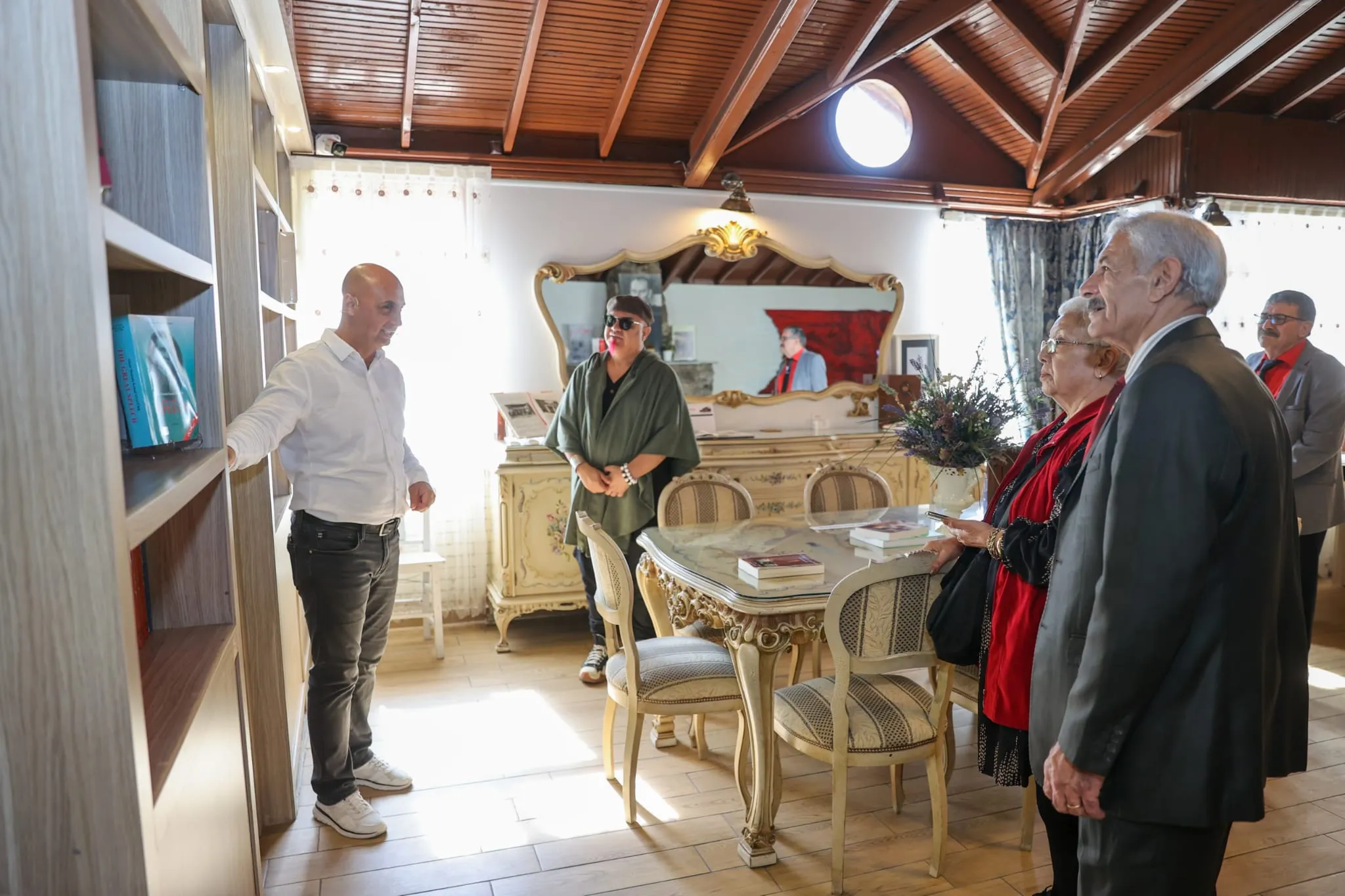 Buca Belediye Başkanı Görkem Duman, Sosyal Yaşam Kampüsü'nde tanışıp evlenen dört çiftle bir araya gelerek onlara özel bir İzmir turu düzenledi. "Çınarlarımız başımızın tacı" dedi.