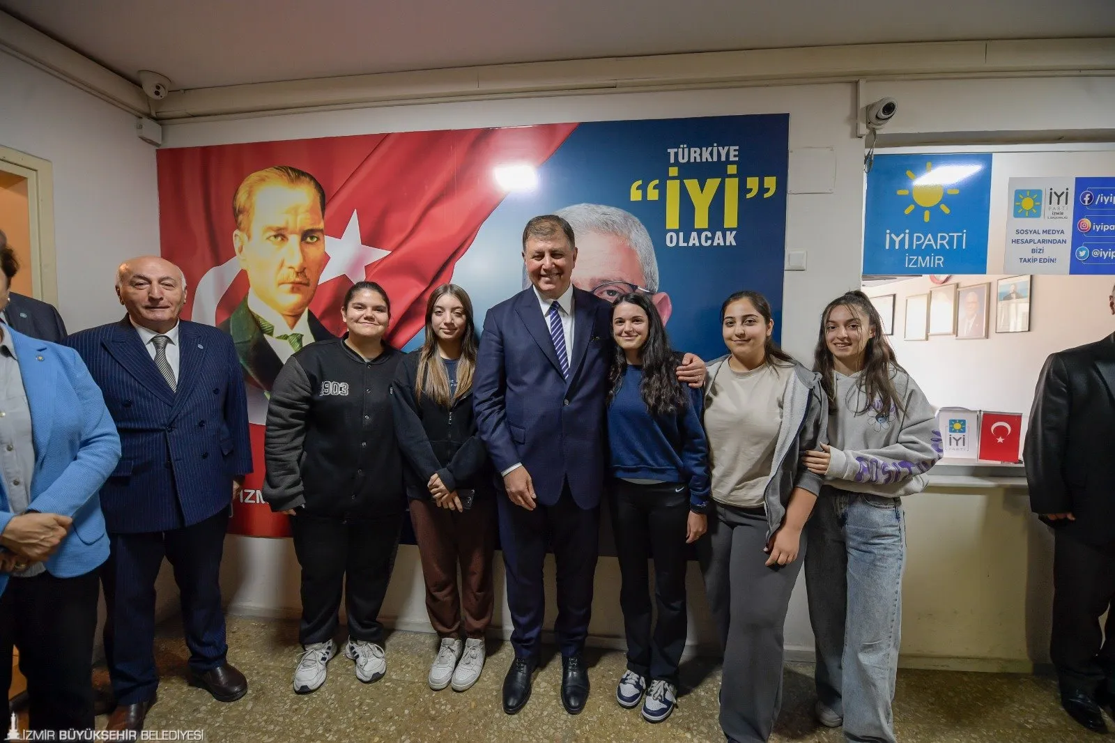 İzmir Büyükşehir Belediye Başkanı Tugay, İYİ Parti İzmir İl Başkanı Doğan'a başsağlığı diledi ve İzmir'in sorunlarına çözüm için dayanışma mesajı verdi.