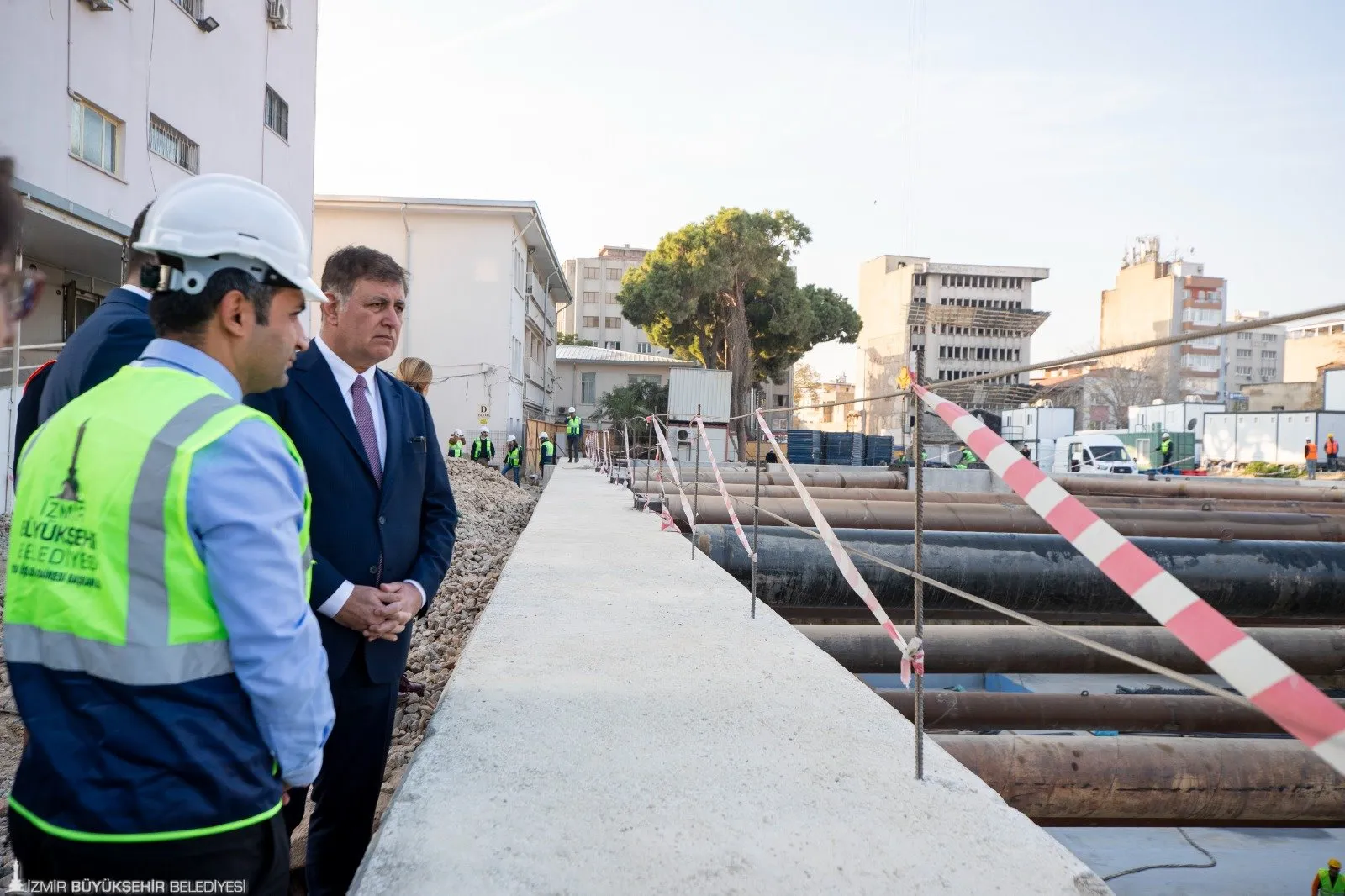 İzmir Büyükşehir Belediye Başkanı Dr. Cemil Tugay, Eşrefpaşa Hastanesi’ne yaptığı ziyarette ek hizmet binası inşaat çalışmalarını denetleyerek yeni başhekimle sağlık hizmetlerini değerlendirdi.