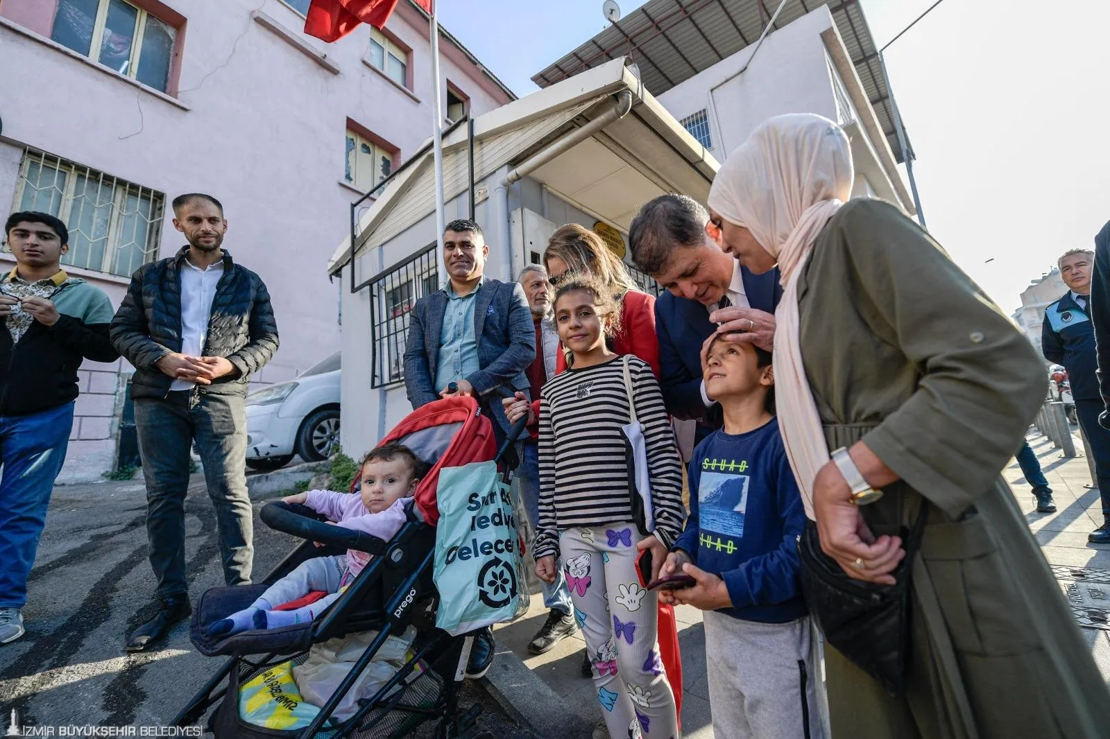 Başkan Tugay ve Mutlu, Konak’ın tarihi mahallelerinde inceleme yaptı. Küçük dokunuşlarla bölgenin yaşam kalitesini artırmayı ve tarihi dokuyu korumayı hedefliyorlar.