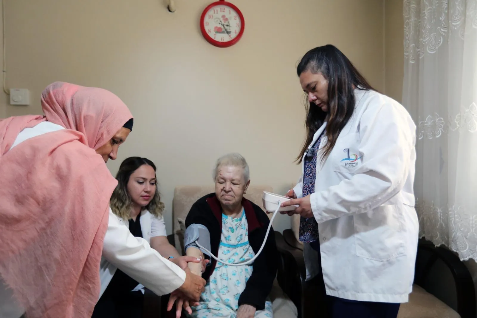 Bayraklı Belediyesi, poliklinik ve evde bakım hizmetleriyle 7 ayda 13 bin kişiye ücretsiz sağlık hizmeti sundu. Başkan İrfan Önal, "Sağlıkta her zaman yanınızdayız" dedi.