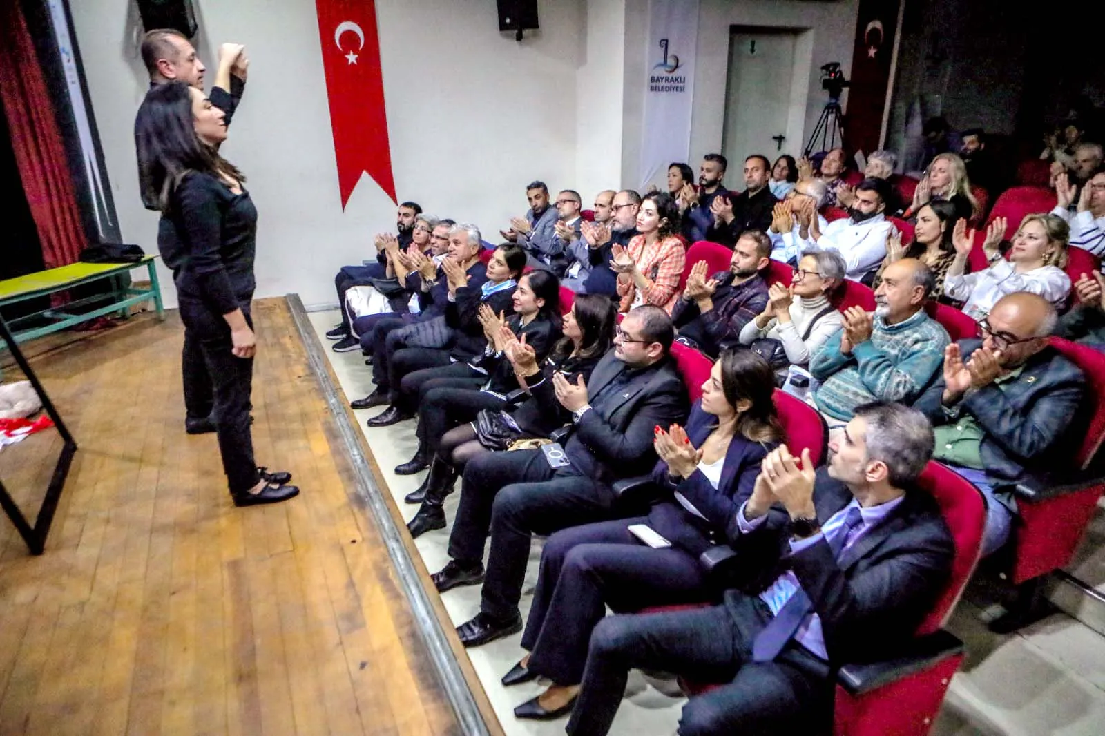 Bayraklı Belediyesinde çocukların kahkahalarıyla yankılanan bir gün yaşandı! Belediyenin düzenlediği etkinliklerde çocuklar hem eğlendi hem de haklarını öğrendi.