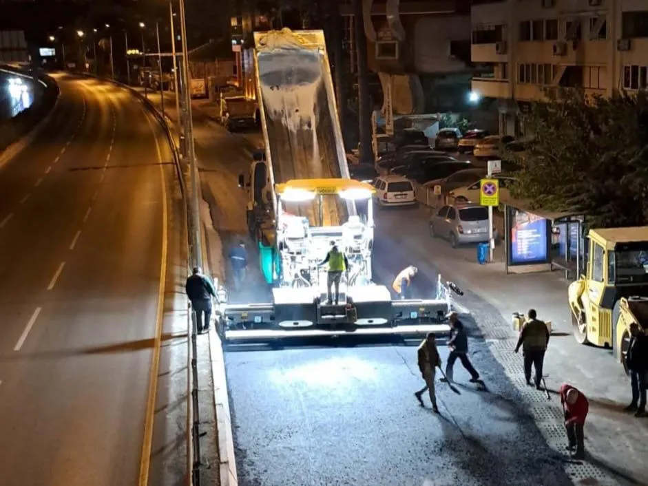 Bayraklı Belediyesi, vatandaşların talepleri doğrultusunda Soğukkuyu Akın Kıvanç Sokak'taki yaya köprüsünü araç geçişine uygun hale getirdi. 