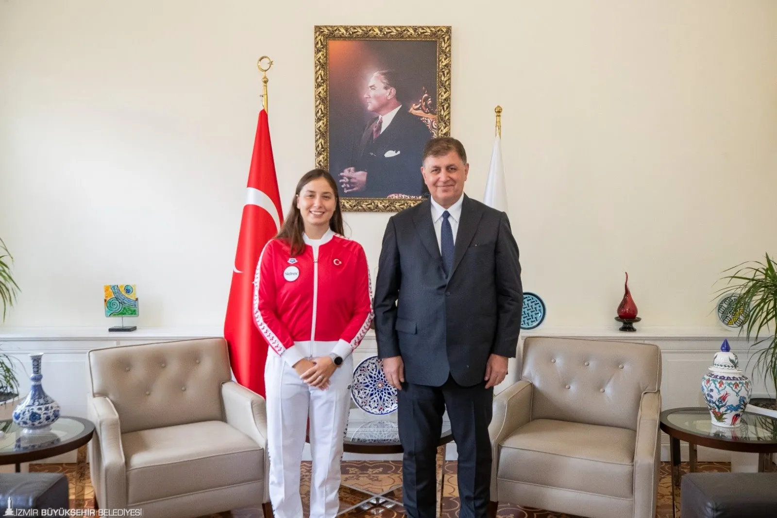 Okyanus Yedilisi olarak bilinen dünyanın en zorlu yedi kanalından beşini yüzerek geçen İzmirli ultramaraton yüzücüsü Bengisu Avcı, bu başarısını Başkan Dr. Cemil Tugay ile paylaştı.