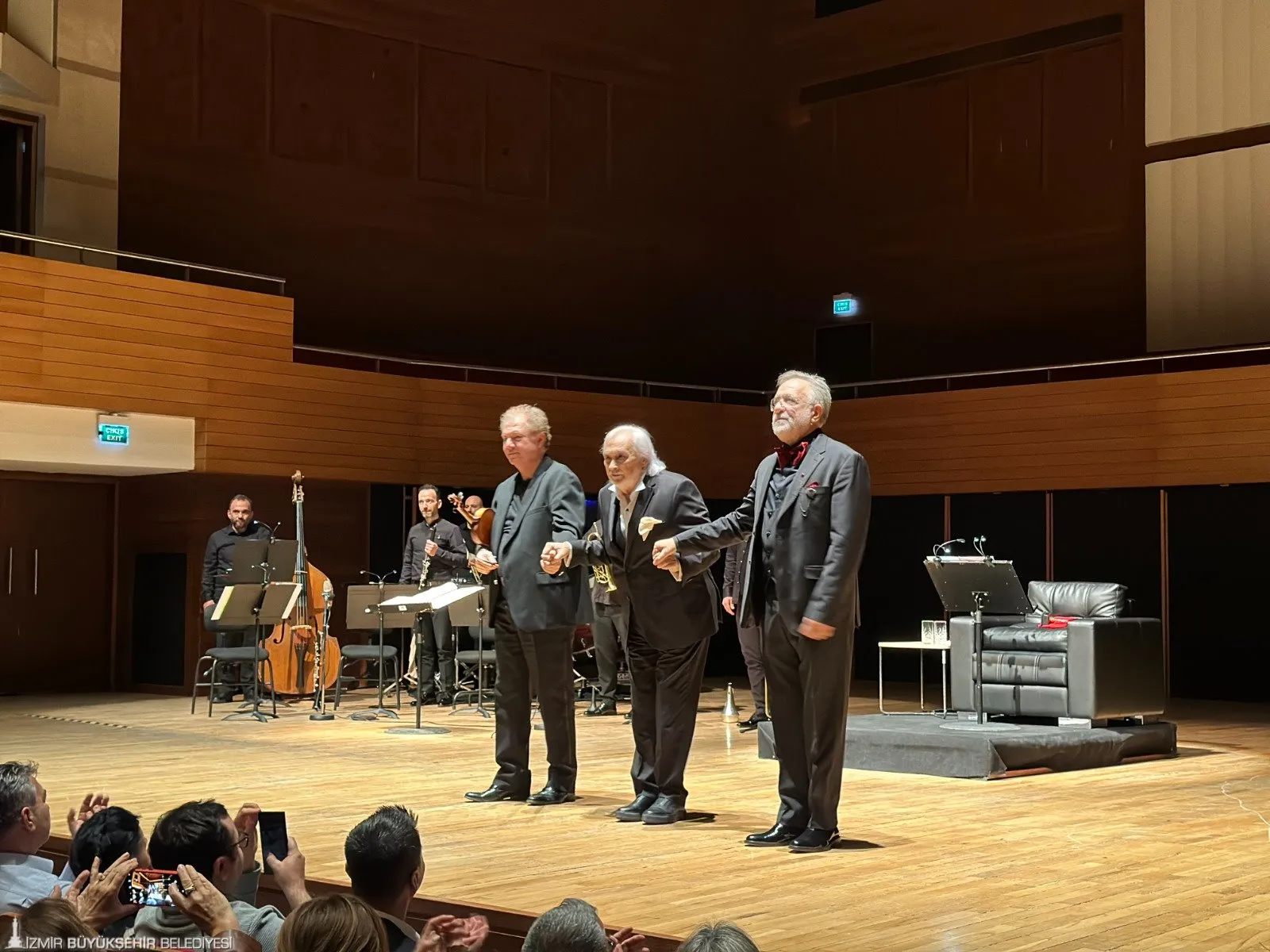 Müjdat Gezen, Cihat Aşkın ve Hakan Şensoy’un sahnelediği “Bir Askerin Öyküsü”, AASSM’de izleyicilerle buluştu. Müzik, dans ve tiyatronun iç içe geçtiği eser, büyük beğeni kazandı.