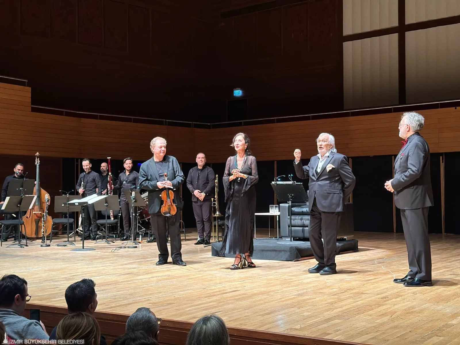 Müjdat Gezen, Cihat Aşkın ve Hakan Şensoy’un sahnelediği “Bir Askerin Öyküsü”, AASSM’de izleyicilerle buluştu. Müzik, dans ve tiyatronun iç içe geçtiği eser, büyük beğeni kazandı.