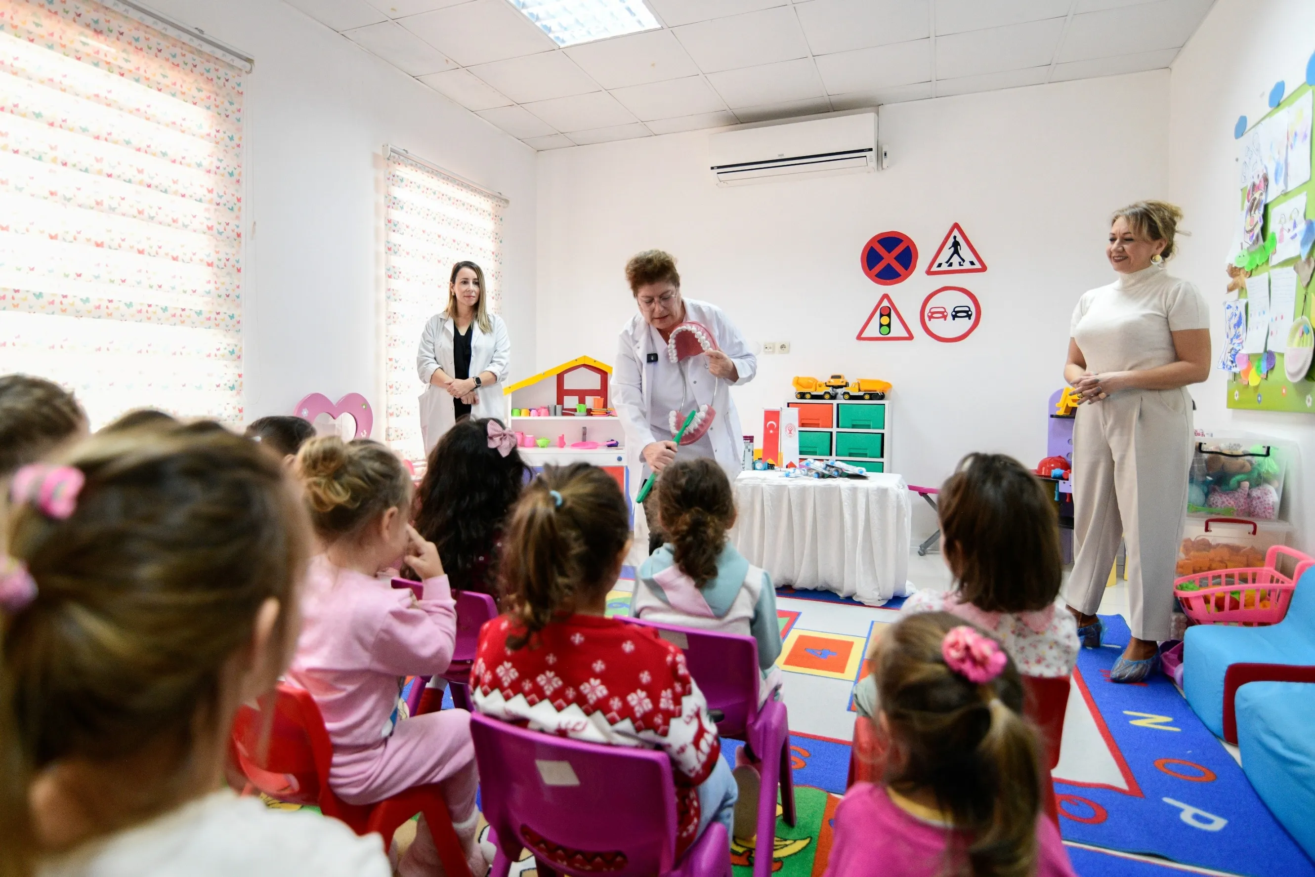 Bornova Belediyesi, 3-6 yaş arasındaki çocuklara ağız ve diş sağlığı eğitimi vererek, sağlıklı alışkanlıklar kazandırmayı hedefledi. Başkan Eşki, toplumsal sağlık bilinci oluşturmaya dikkat çekti.