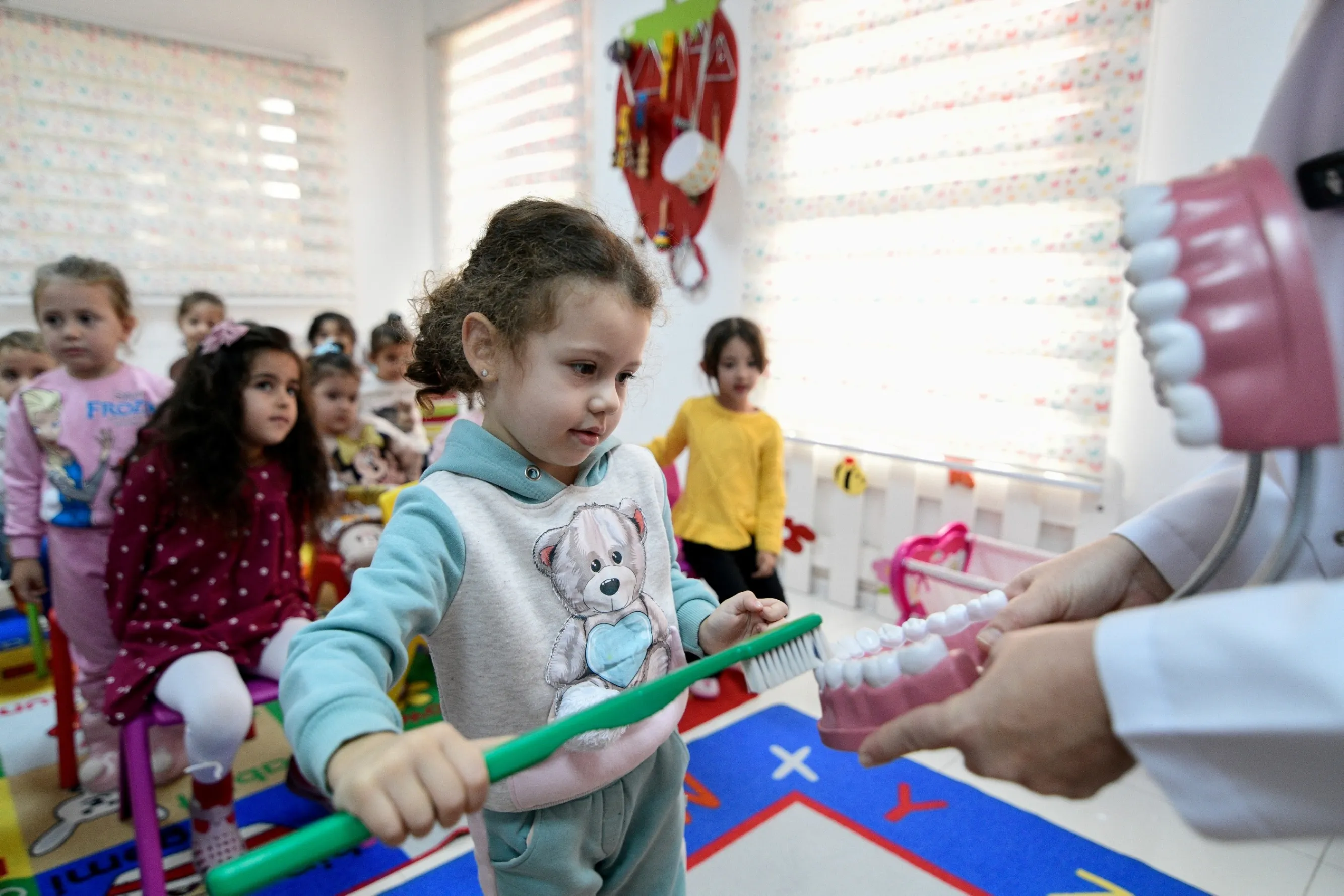 Bornova Belediyesi, 3-6 yaş arasındaki çocuklara ağız ve diş sağlığı eğitimi vererek, sağlıklı alışkanlıklar kazandırmayı hedefledi. Başkan Eşki, toplumsal sağlık bilinci oluşturmaya dikkat çekti.